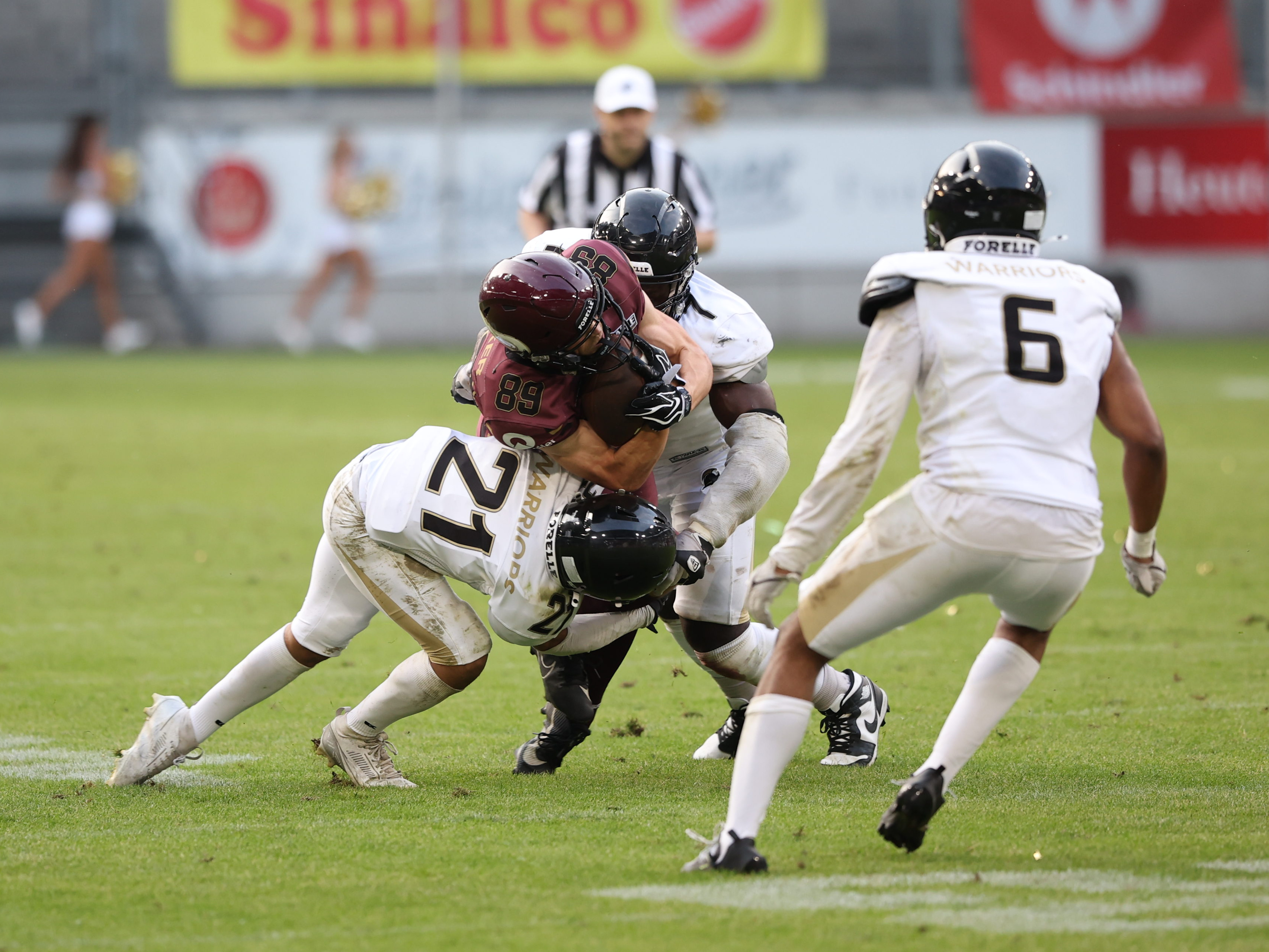 #21 Imran Yunusa (Defensive Back) – London Warriors tackle #89 Leon Höltker (Wide Receiver/Kicker) – Rhein Fire