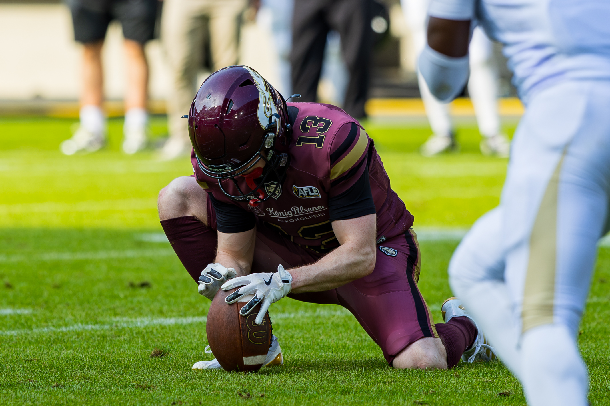 #13 Jannik Lörcks (Wide Receiver) – Rhein Fire hold the ball.
