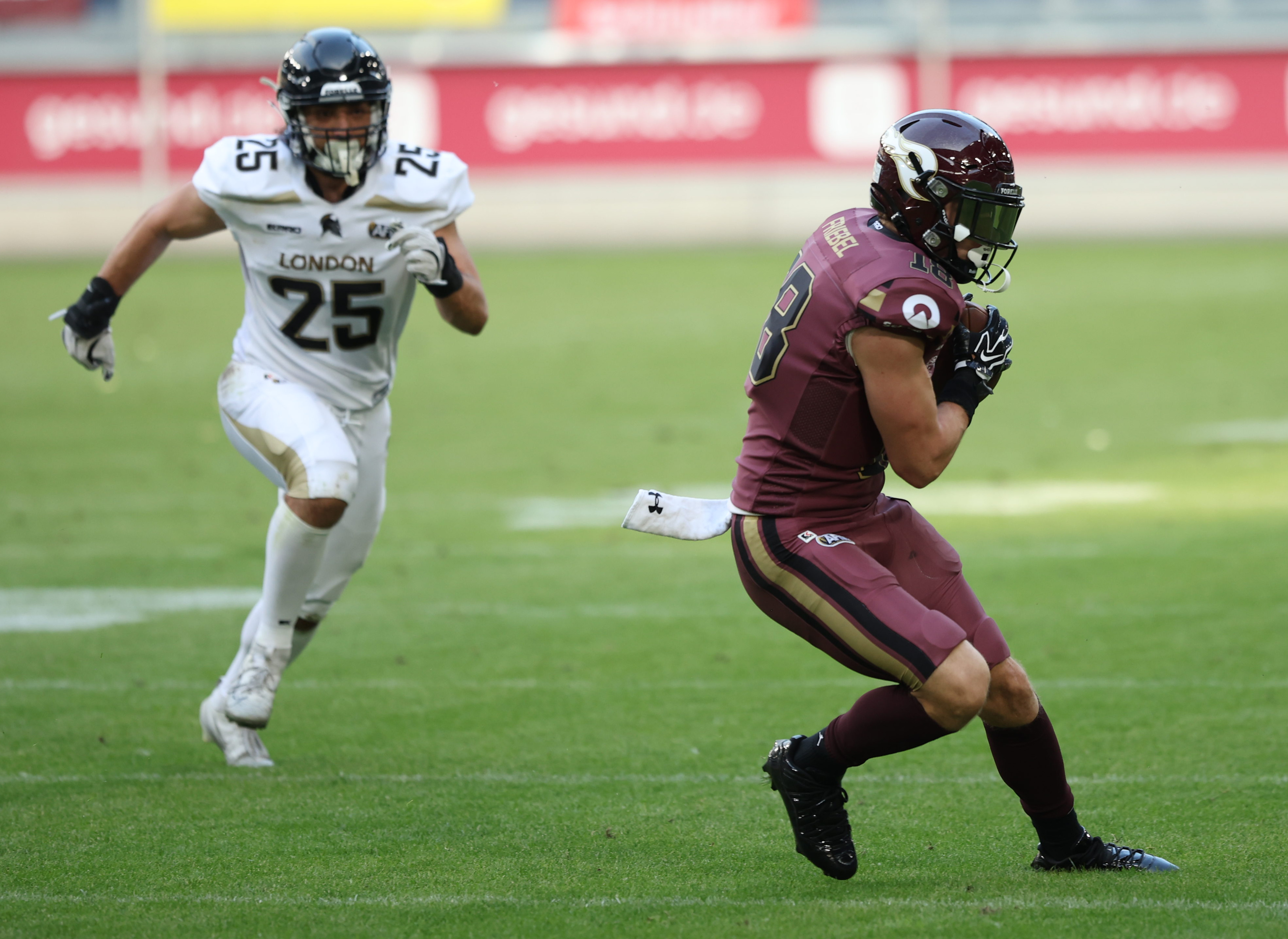 #18 Leon Friebel (Wide Receiver) – Rhein Fire catch the ball for a first down