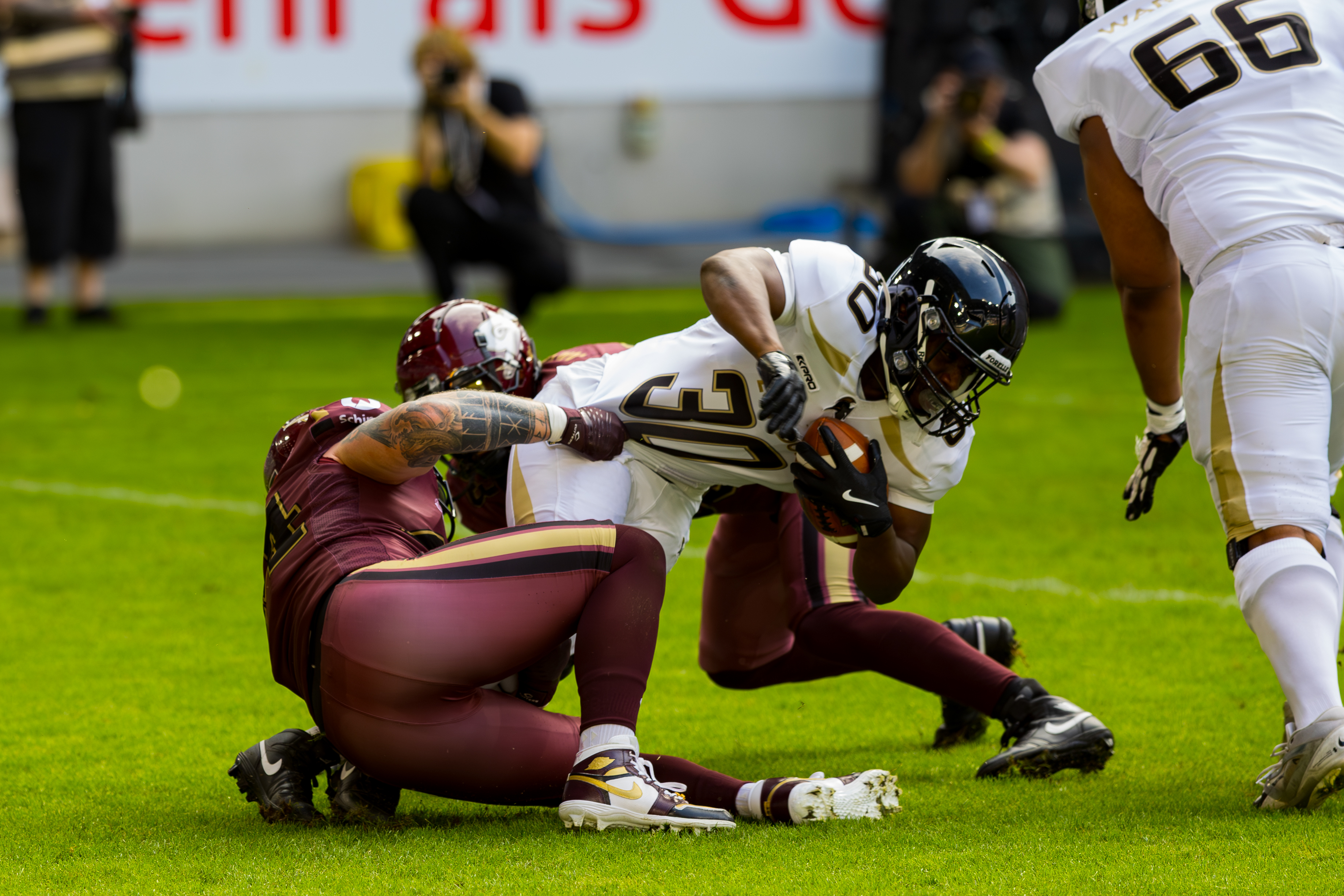 #44 Marius Kensy (Linebacker) – Rhein Fire tackle #30 Uriah Higgins (Running Back) – London Warriors
