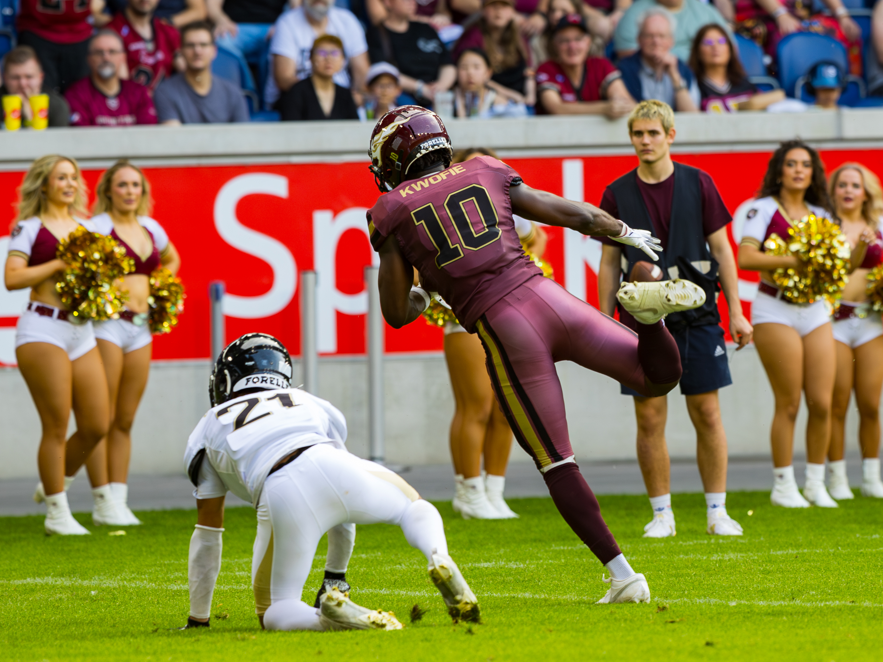 Catch from #10 Harlan Kwofie (Wide Receiver) – Rhein Fire