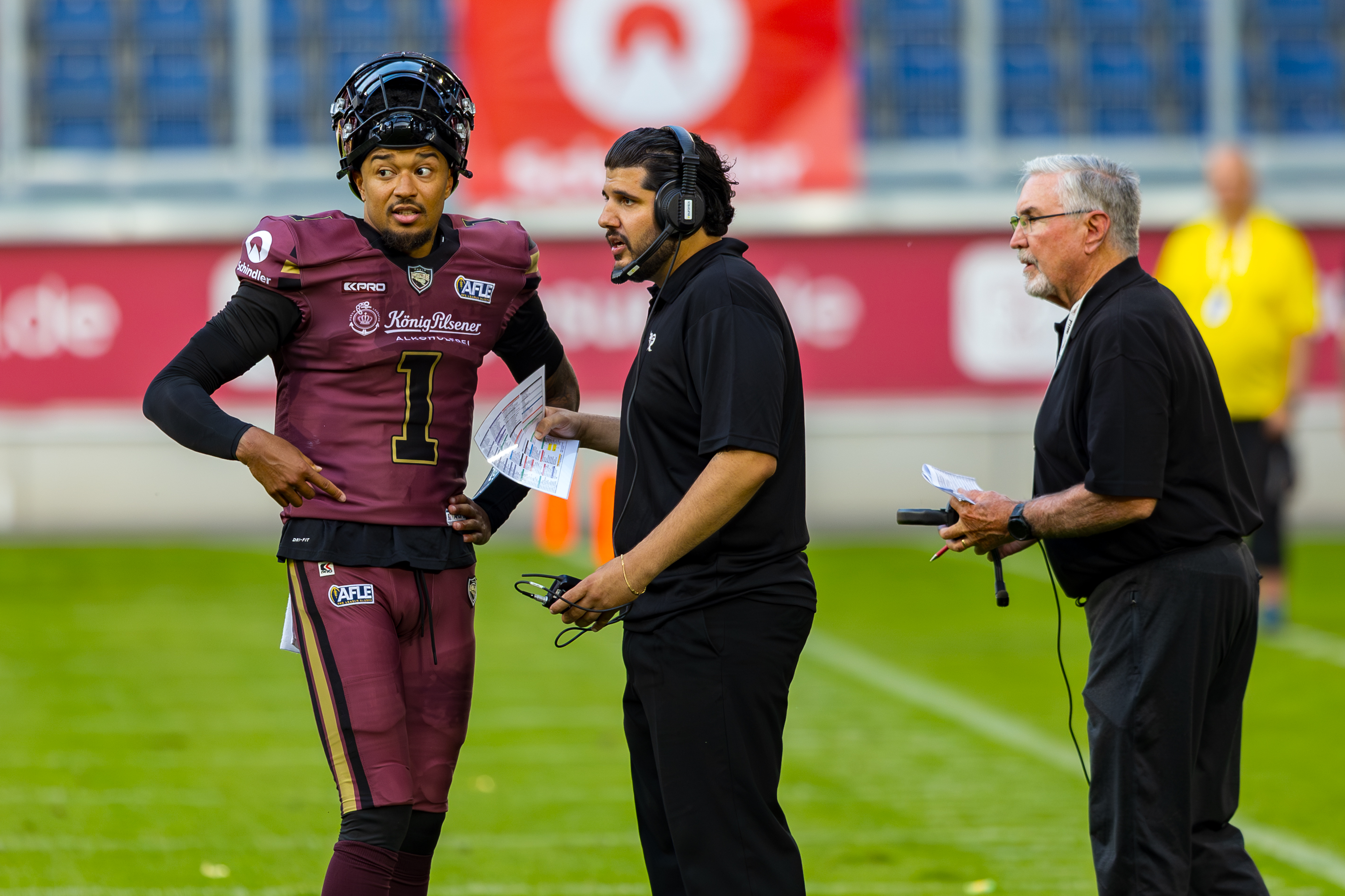 Rohat Dagdelen (Offensive Coordinator) – Rhein Fire talk with #1 Kenji Bahar (Quarterback) – Rhein Fire