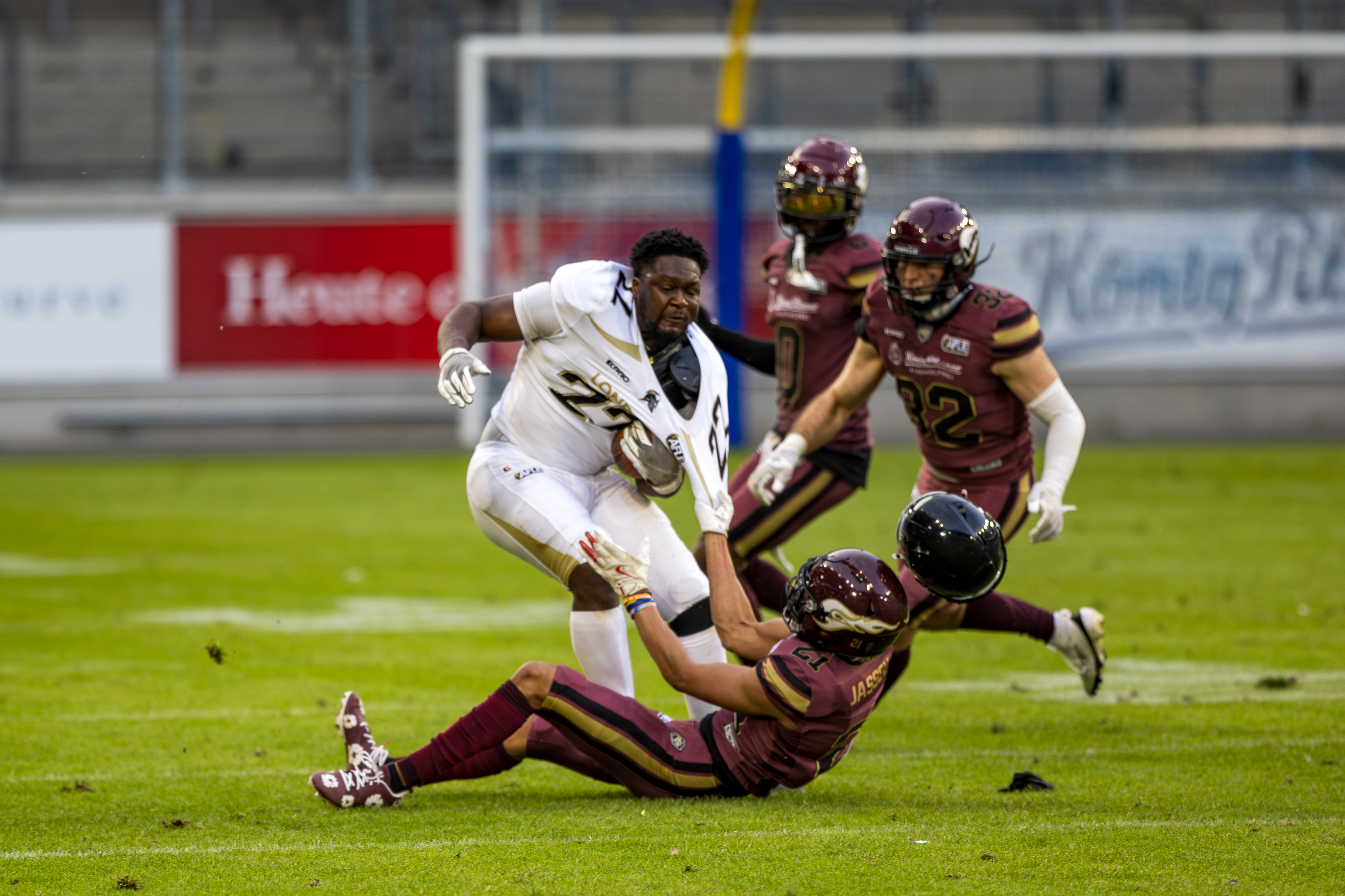 #21 Elias Jassey (Defensive Back) – Rhein Fire tackle #22 Raymond Sobowale (Running Back) – London Warriors