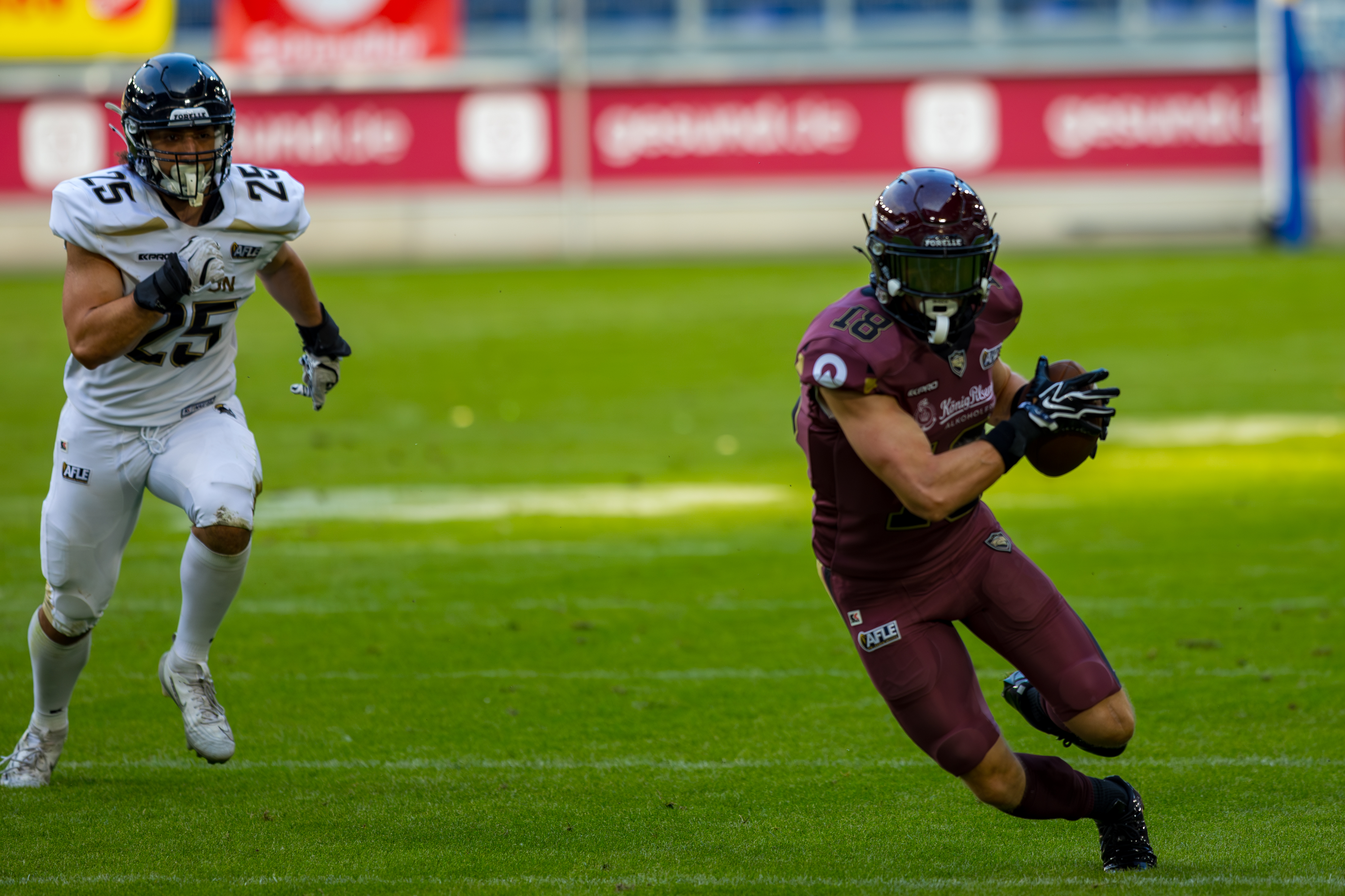 #18 Leon Friebel (Wide Receiver) – Rhein Fire run with the ball.