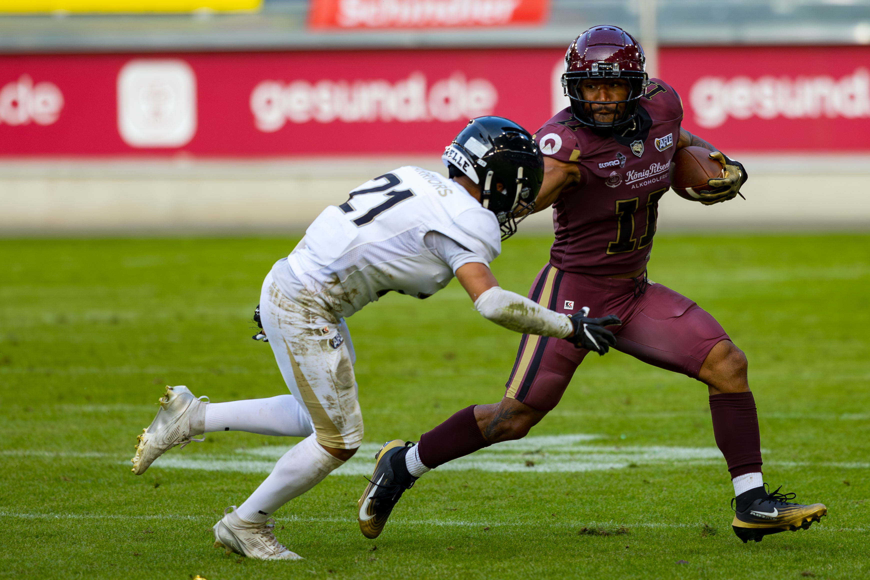 #11 Jonathan Scott (Running Back) – Rhein Fire has a side arm to #21 Imran Yunusa (Defensive Back) – London Warriors