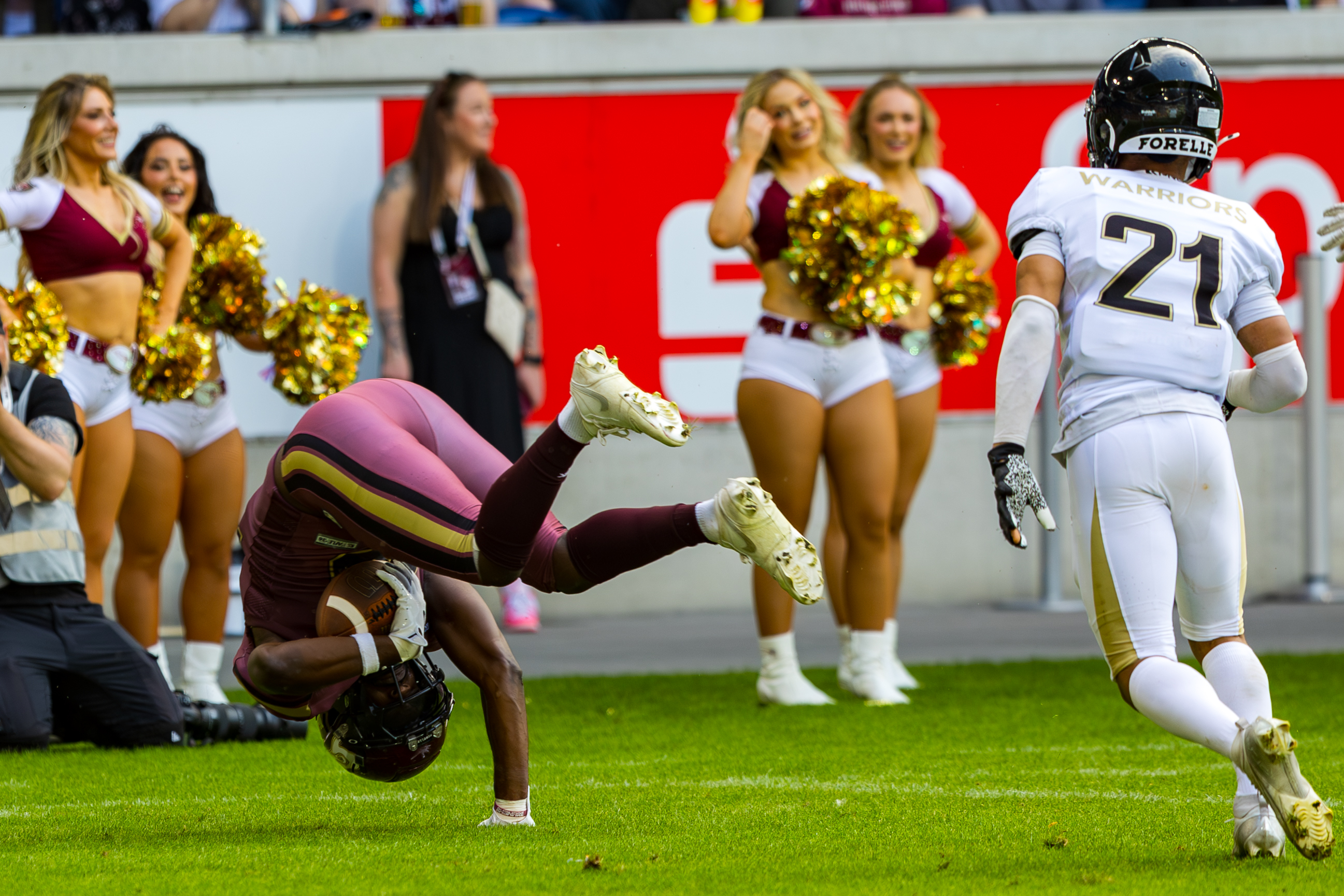 Catch from #10 Harlan Kwofie (Wide Receiver) – Rhein Fire