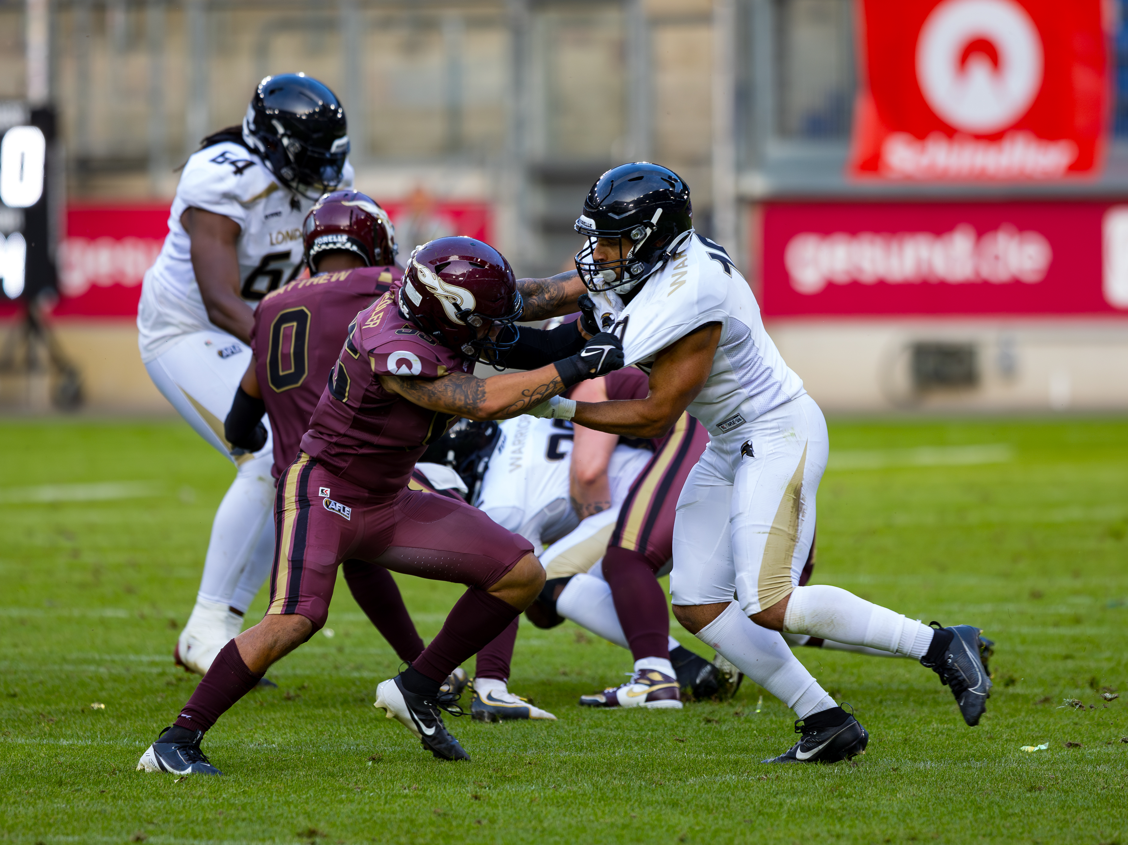 #55 Luis Fiedler (Linebacker) – Rhein Fire tackle #10 Joe Hamilton (Wide Receiver) – London Warriors