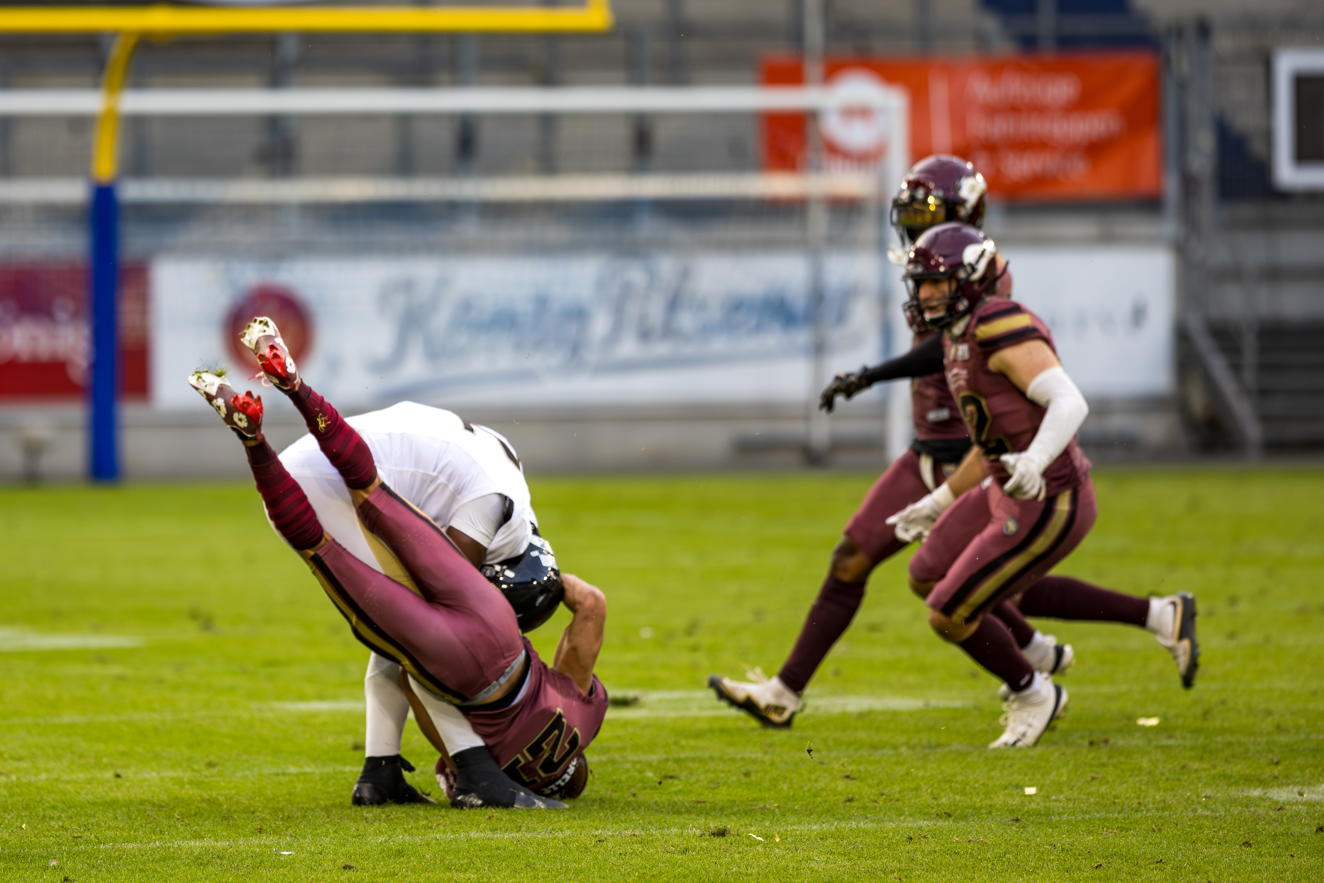 #21 Elias Jassey (Defensive Back) – Rhein Fire tackle #22 Raymond Sobowale (Running Back) – London Warriors