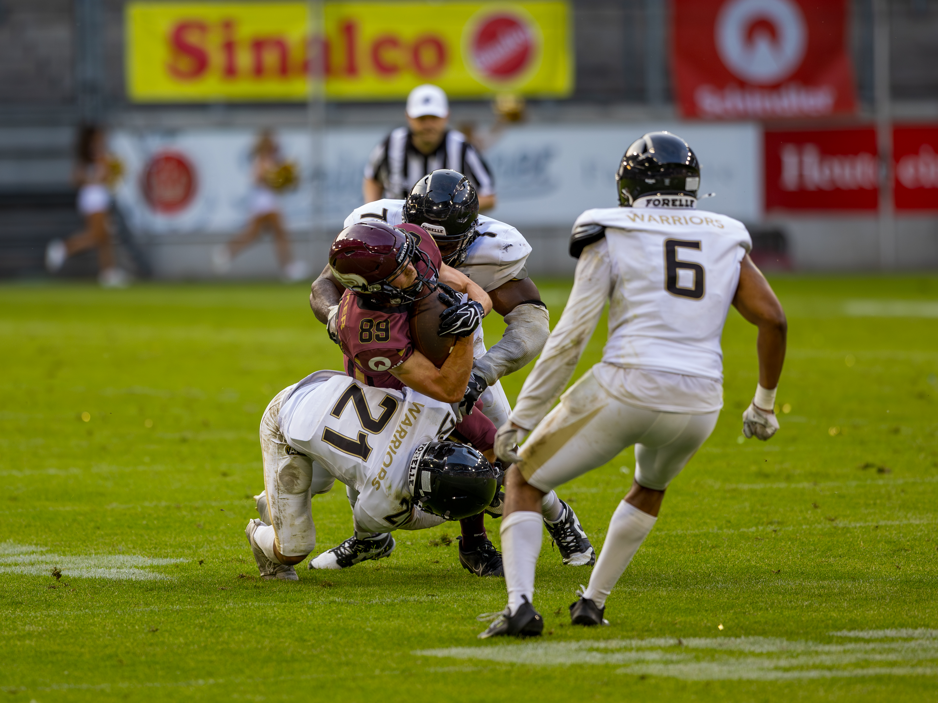 #21 Imran Yunusa (Defensive Back) – London Warriors tackle #89 Leon Höltker (Wide Receiver/Kicker) – Rhein Fire