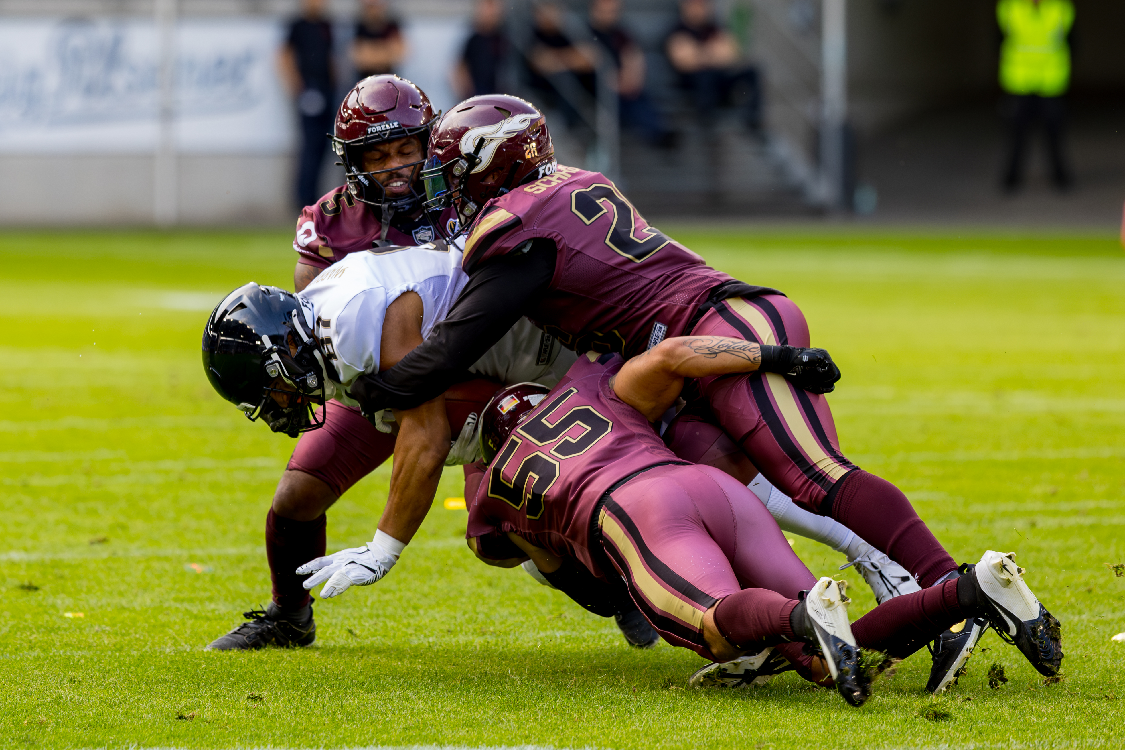 #55 Luis Fiedler (Linebacker) – Rhein Fire, #26 Lino Schröter (Linebacker) – Rhein Fire and #5 Nazir Streater (Defensive Back) – Rhein Fire tackle #87 Eden Thiede-Palmer (Tight End) – London Warriors