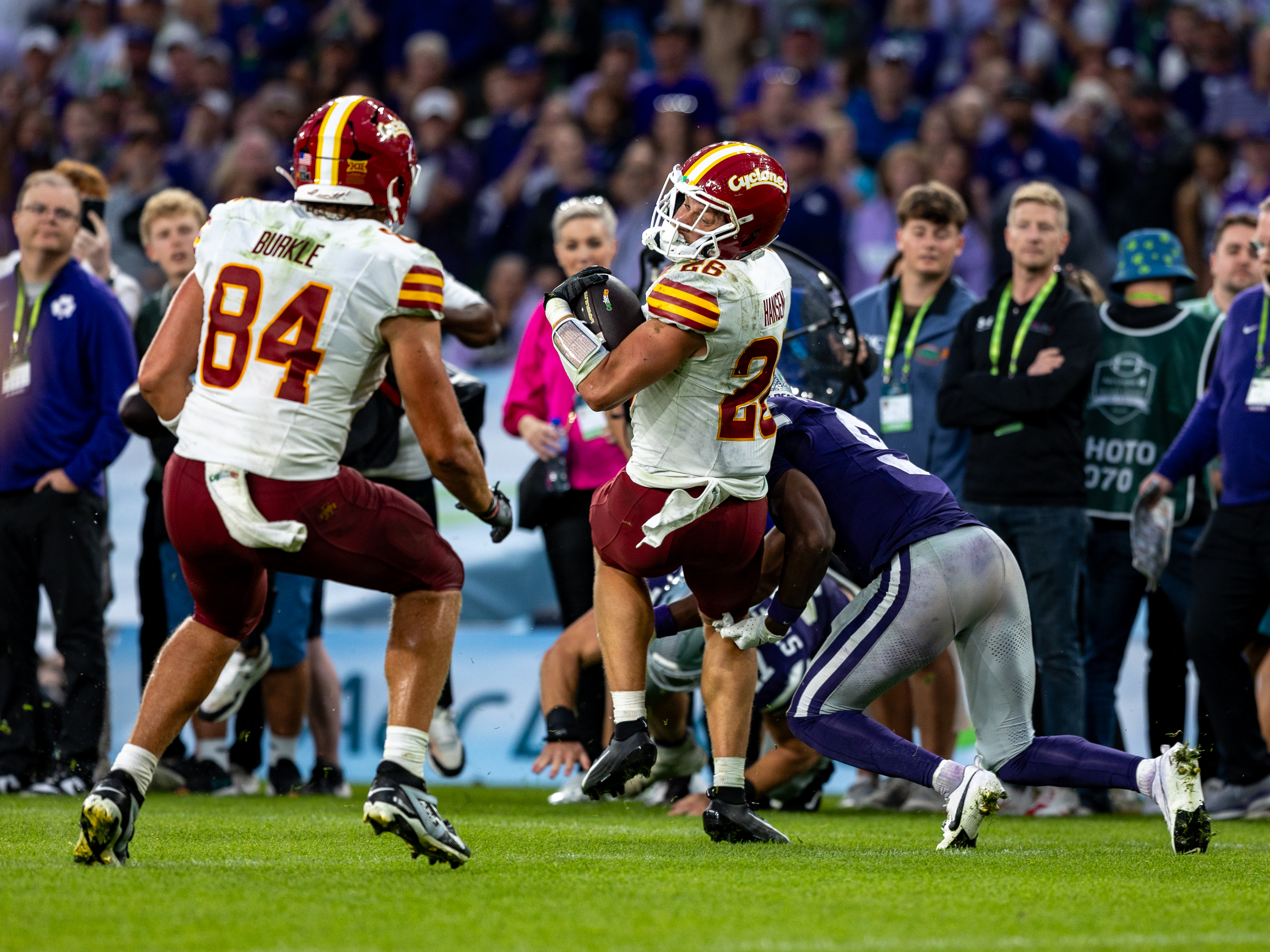 #9 Donovan McIntosh (CB) Kansas State Wildcats miss the tackle #26 Carson Hansen (RB) Iowa State Cyclon Iowa State vs K-State, American Football, NCAA College Football, Week 1, 2025, 23.08.2025,