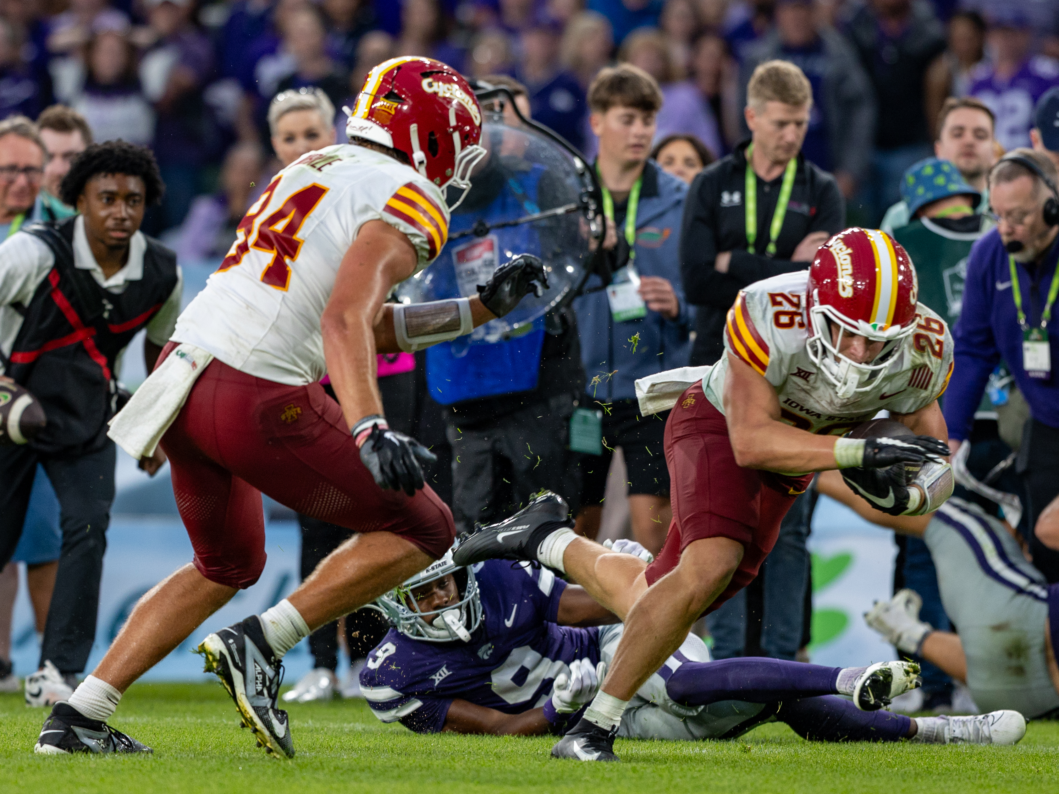 #26 Carson Hansen (RB) Iowa State Cyclon run after miss tackle from #9 Donovan McIntosh (CB) Kansas State Wildcats Iowa State vs K-State, American Football, NCAA College Football, Week 1, 2025, 23.08.2025,