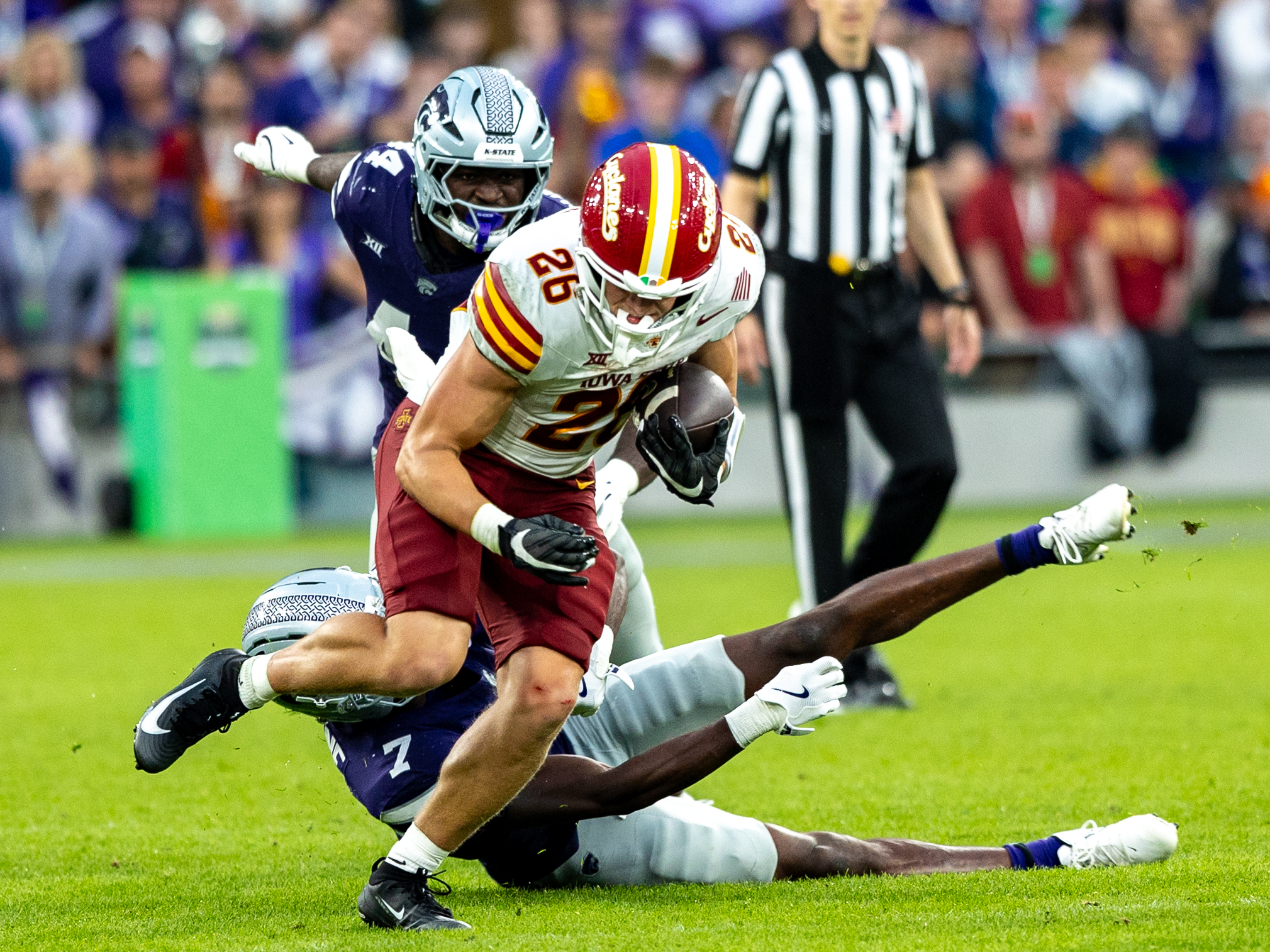 #7 VJ Payne (FS/SS) Kansas State Wildcats miss the tackle on #26 Carson Hansen (RB) Iowa State Cyclon Iowa State vs K-State, American Football, NCAA College Football, Week 1, 2025, 23.08.2025,