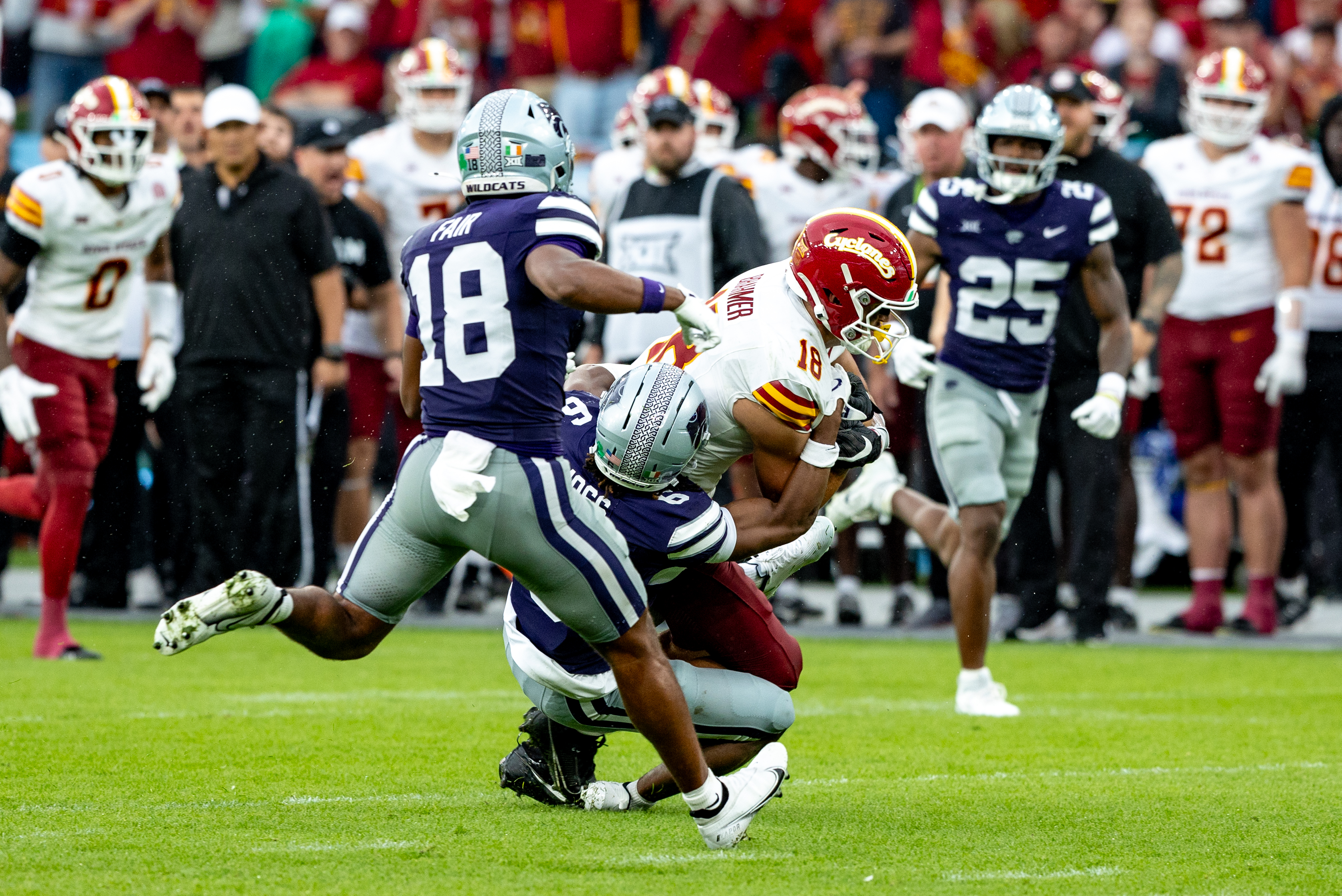 #9 Donovan McIntosh (CB) Kansas State Wildcats tackle #18 Benjamin Brahmer (TE) Iowa State Cyclon Iowa State vs K-State, American Football, NCAA College Football, Week 1, 2025, 23.08.2025,