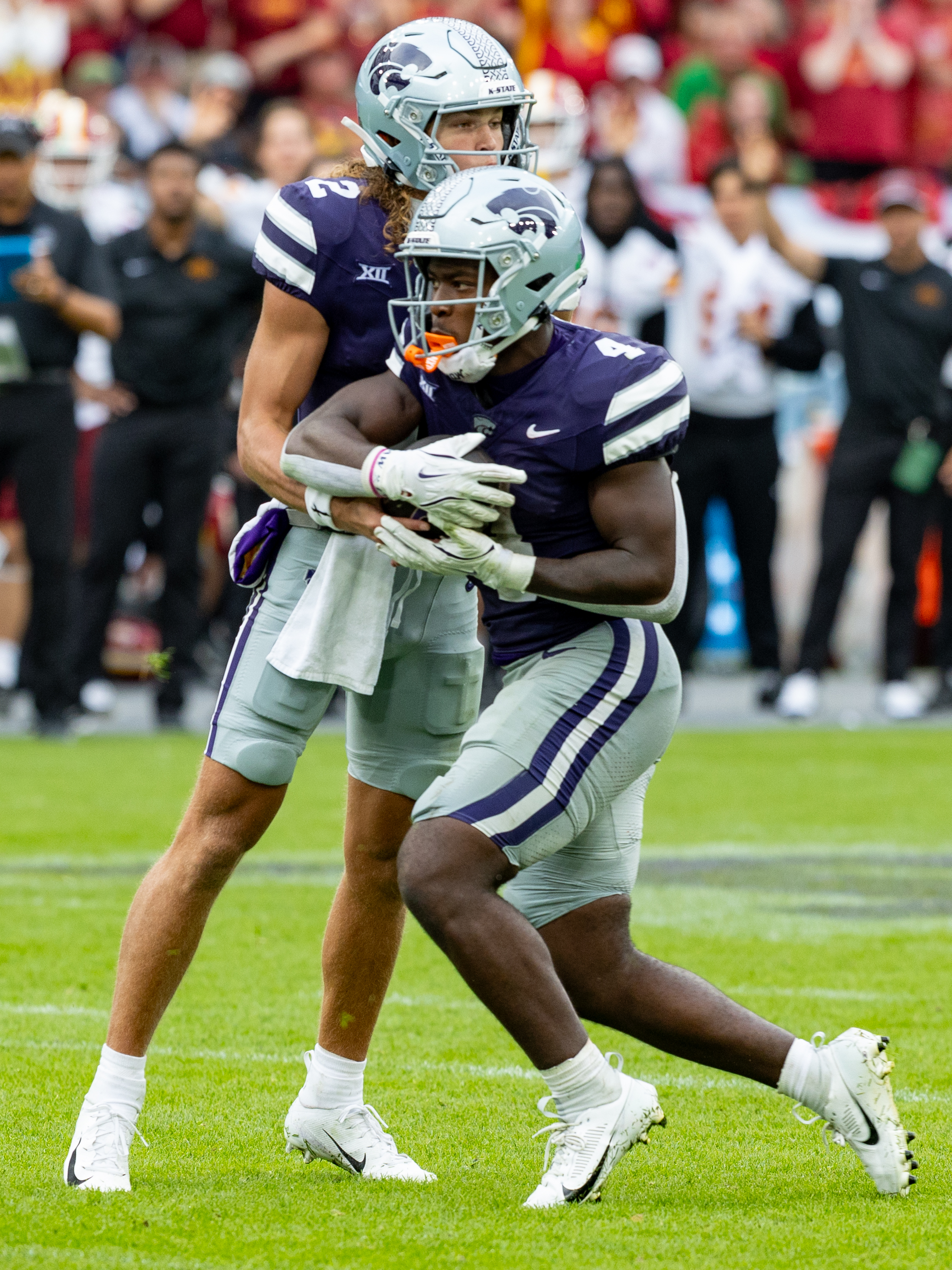 #2 Avery Johnson (QB) Kansas State Wildcats passes the ball #4 Joe Jackson (RB) Kansas State Wildcats Iowa State vs K-State, American Football, NCAA College Football, Week 1, 2025, 23.08.2025,
