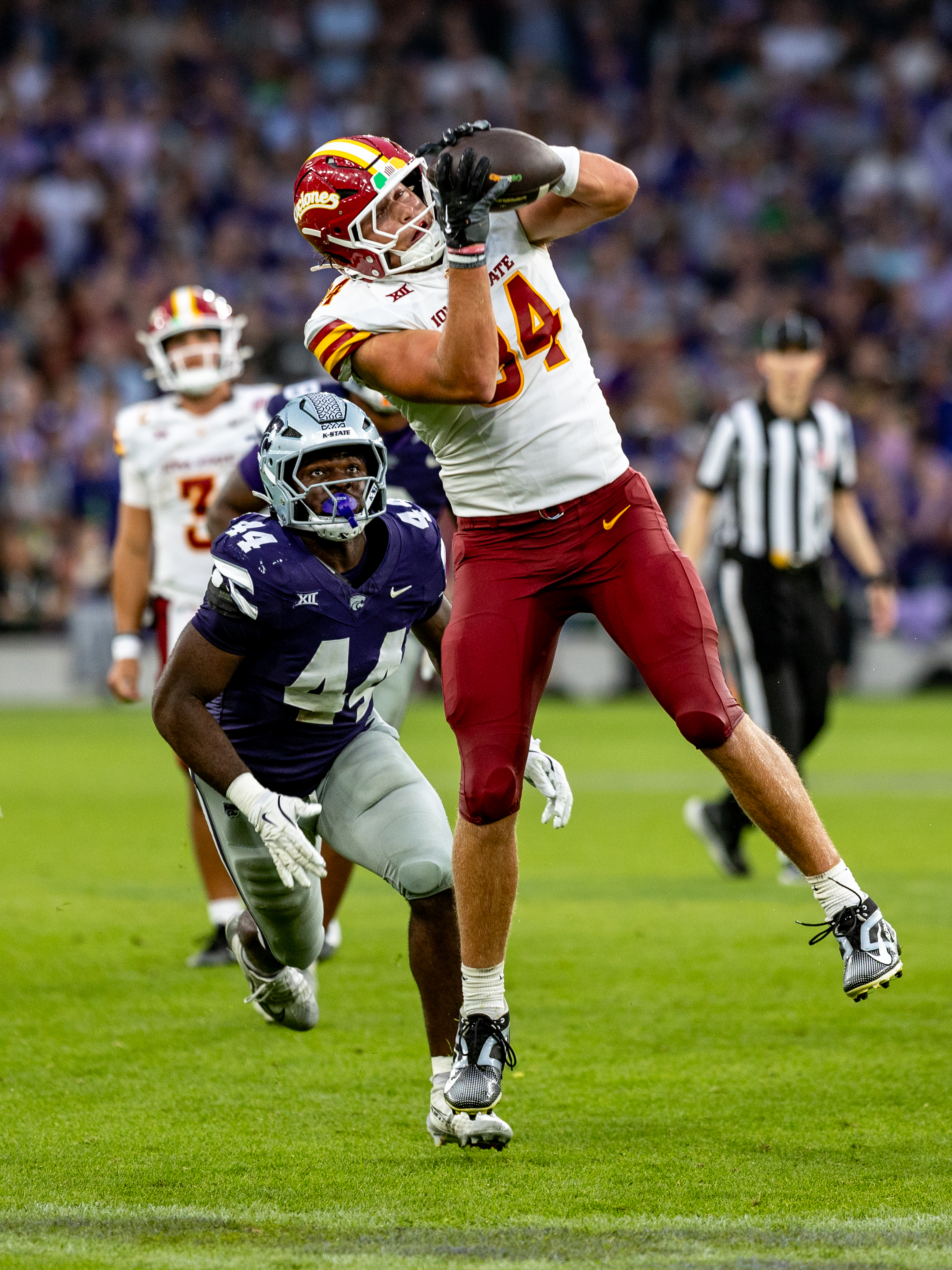 #84 Gabe Burkle (TE) Iowa State Cyclon high jump for a catch Iowa State vs K-State, American Football, NCAA College Football, Week 1, 2025, 23.08.2025,