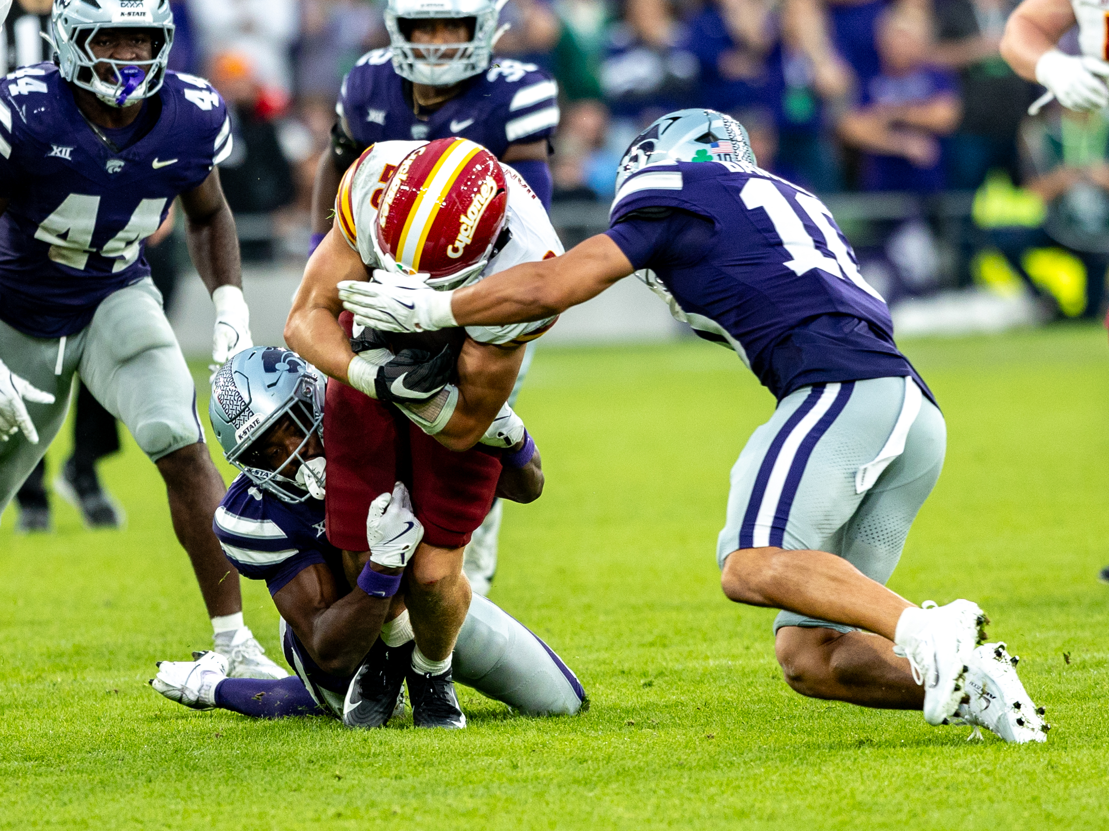 #10 Logan Bartley (FS/SS) Kansas State Wildcats and #7 VJ Payne (FS/SS) Kansas State Wildcats tackle in double team #26 Carson Hansen (RB) Iowa State Cyclon Iowa State vs K-State, American Football, NCAA College Football, Week 1, 2025, 23.08.2025,