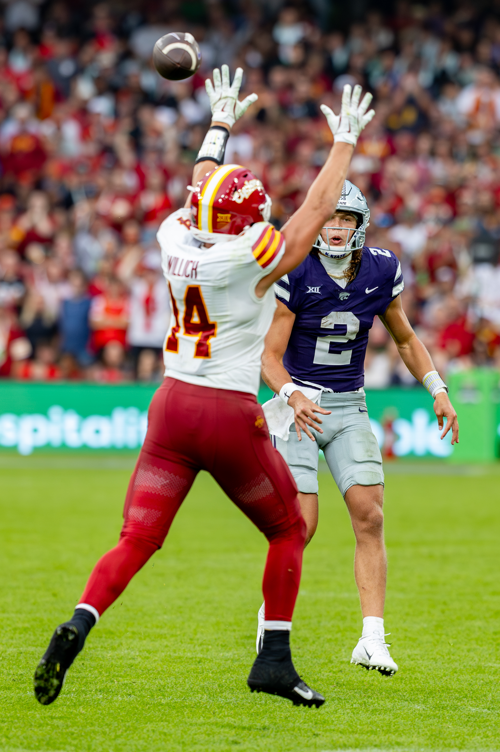 #14 Carson Willich (LB) Iowa State Cyclon no chance for block the ball from #2 Avery Johnson (QB) Kansas State Wildcats Iowa State vs K-State, American Football, NCAA College Football, Week 1, 2025, 23.08.2025,
