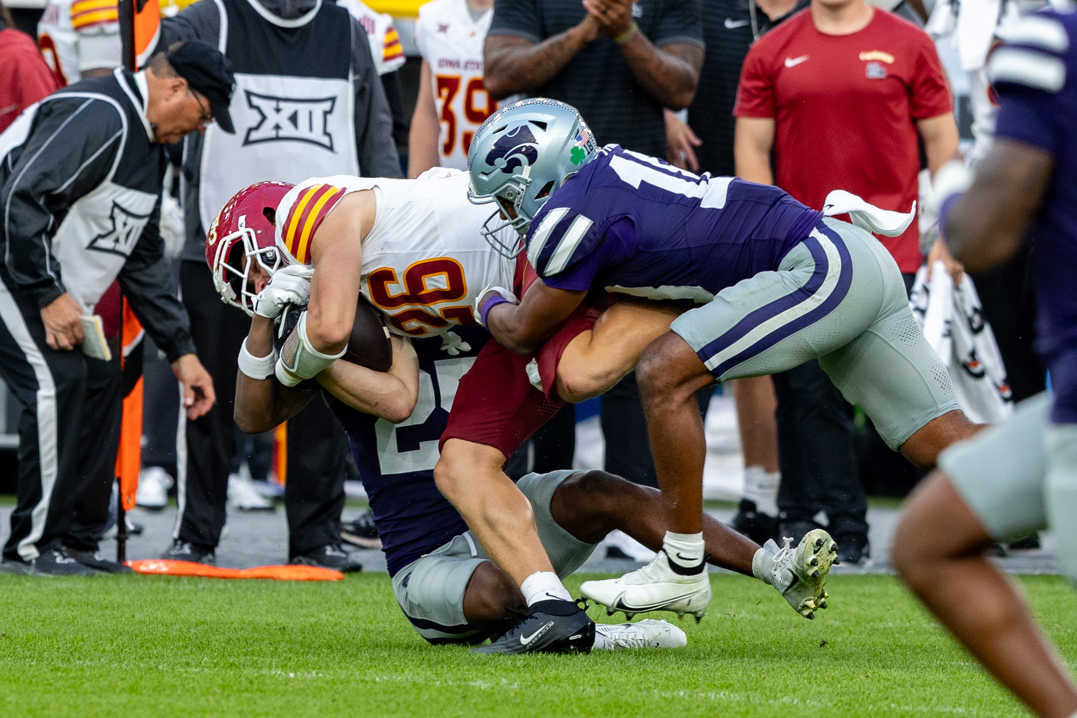 #25 Zashon Rich (CB) Kansas State Wildcats and #10 Logan Bartley (FS/SS) Kansas State Wildcats tackle #26 Carson Hansen (RB) Iowa State Cyclon Iowa State vs K-State, American Football, NCAA College Football, Week 1, 2025, 23.08.2025,