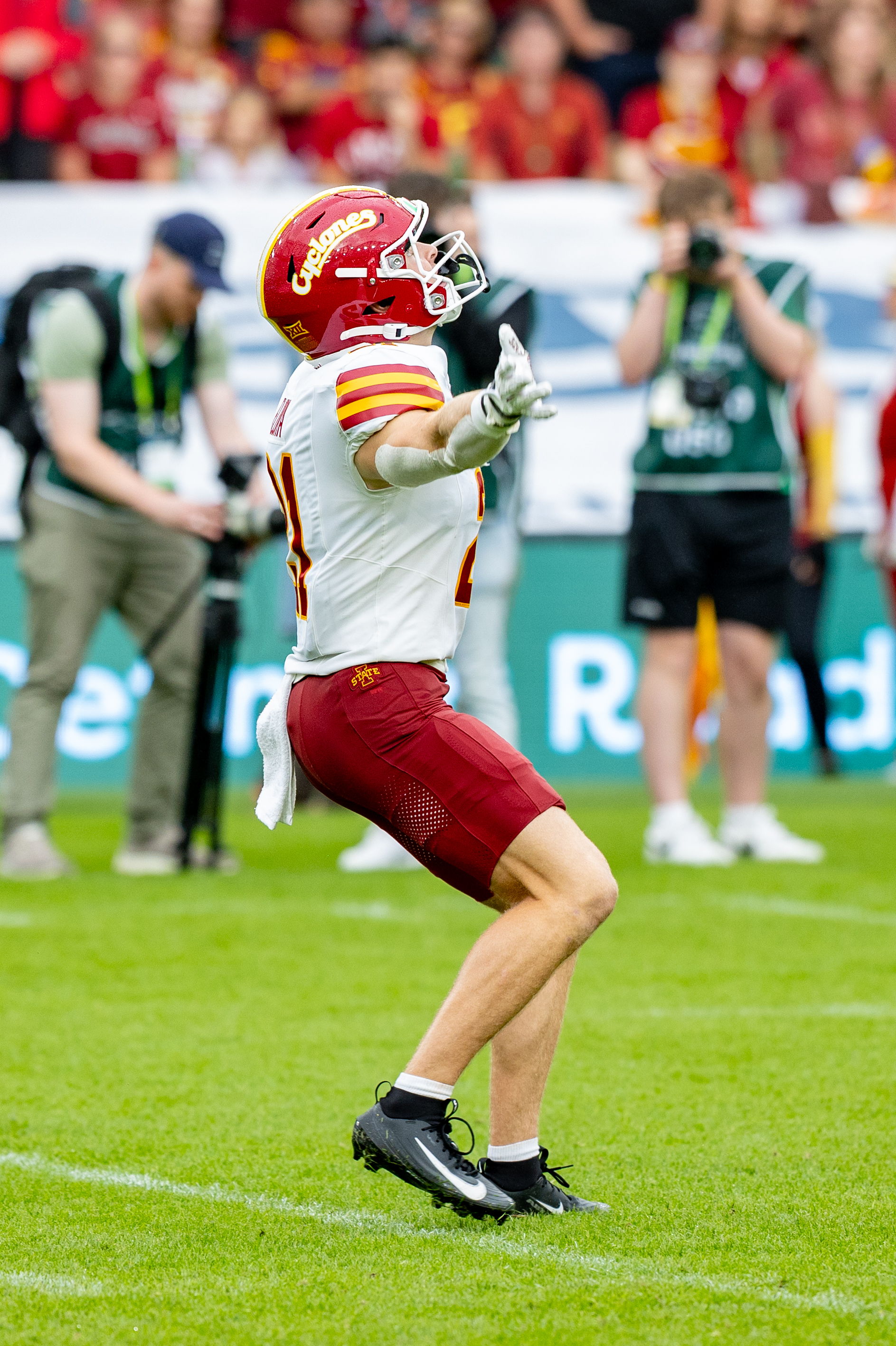 #21 Aiden Flora (RB) Iowa State Cyclon wait for the ball from Kickoff return Iowa State vs K-State, American Football, NCAA College Football, Week 1, 2025, 23.08.2025,