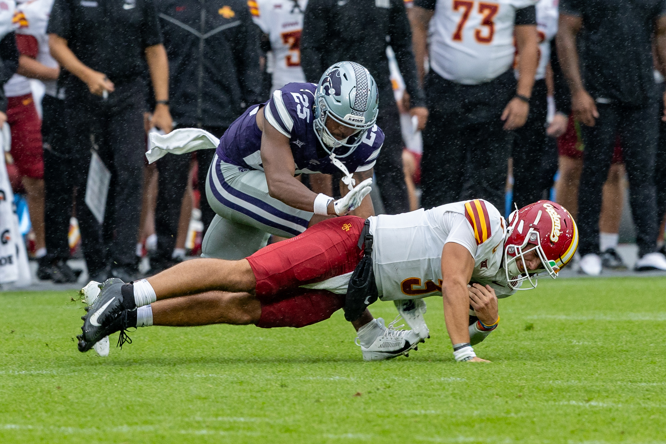 #25 Zashon Rich (CB) Kansas State Wildcats tackle #3 Rocco Becht (QB) Iowa State Cyclones Iowa State vs K-State, American Football, NCAA College Football, Week 1, 2025, 23.08.2025,