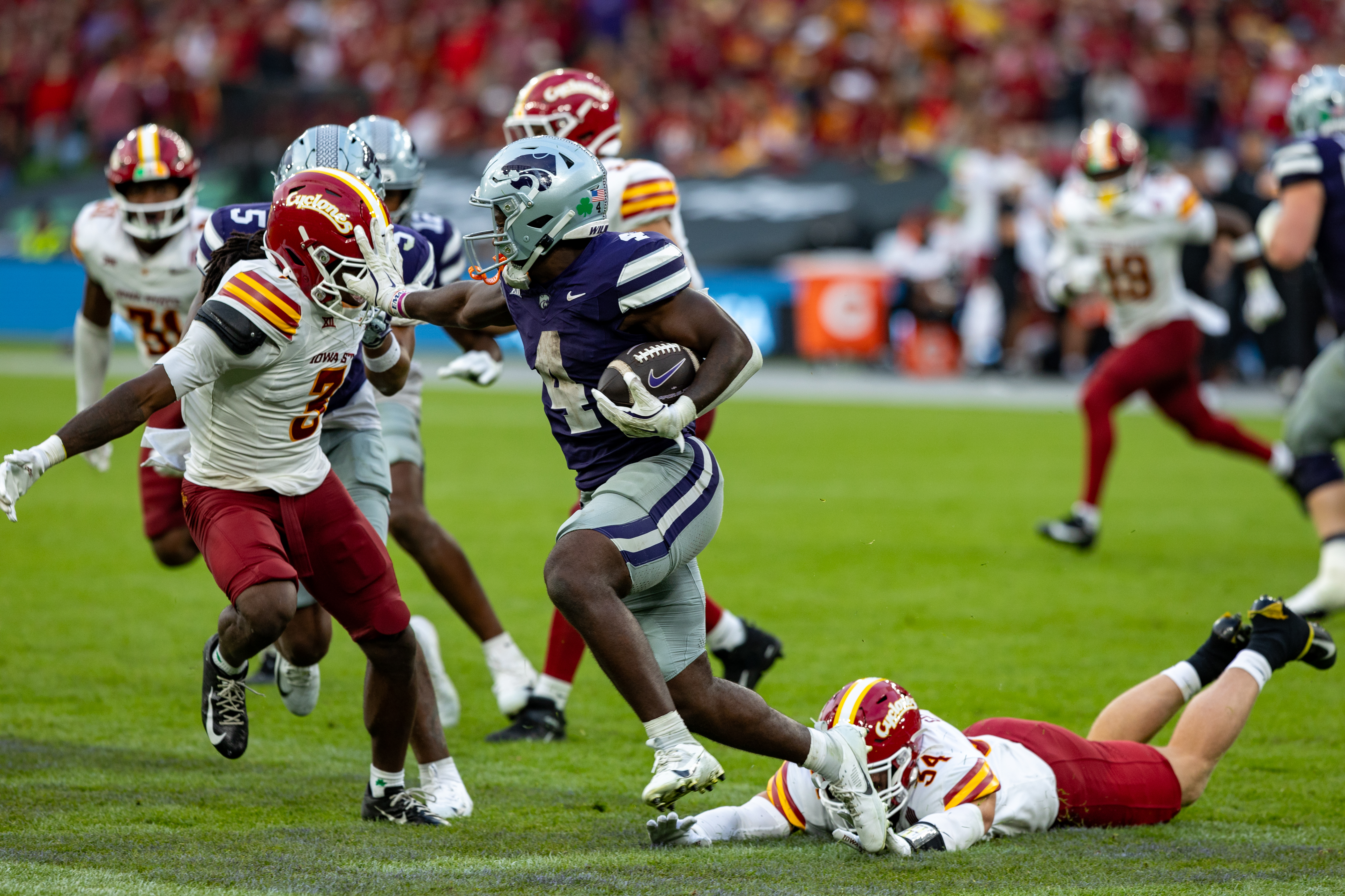 #4 Joe Jackson (RB) Kansas State Wildcats give #3 Jontez Williams (DB) Iowa State Cyclon a stiffarm. Iowa State vs K-State, American Football, NCAA College Football, Week 1, 2025, 23.08.2025,