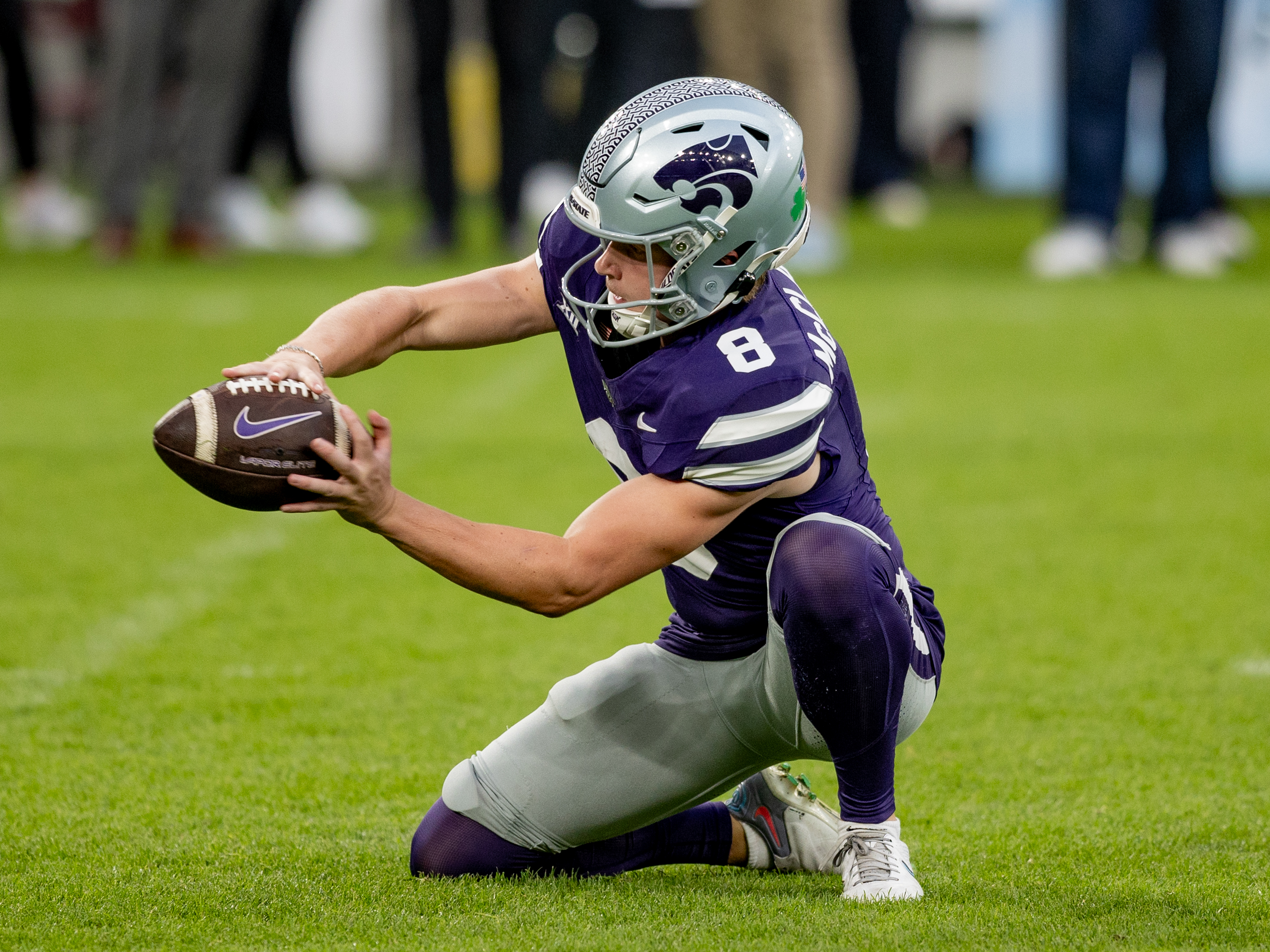 #8 Simon McClannan (PK) Kansas State Wildcats hold the ball. Iowa State vs K-State, American Football, NCAA College Football, Week 1, 2025, 23.08.2025,