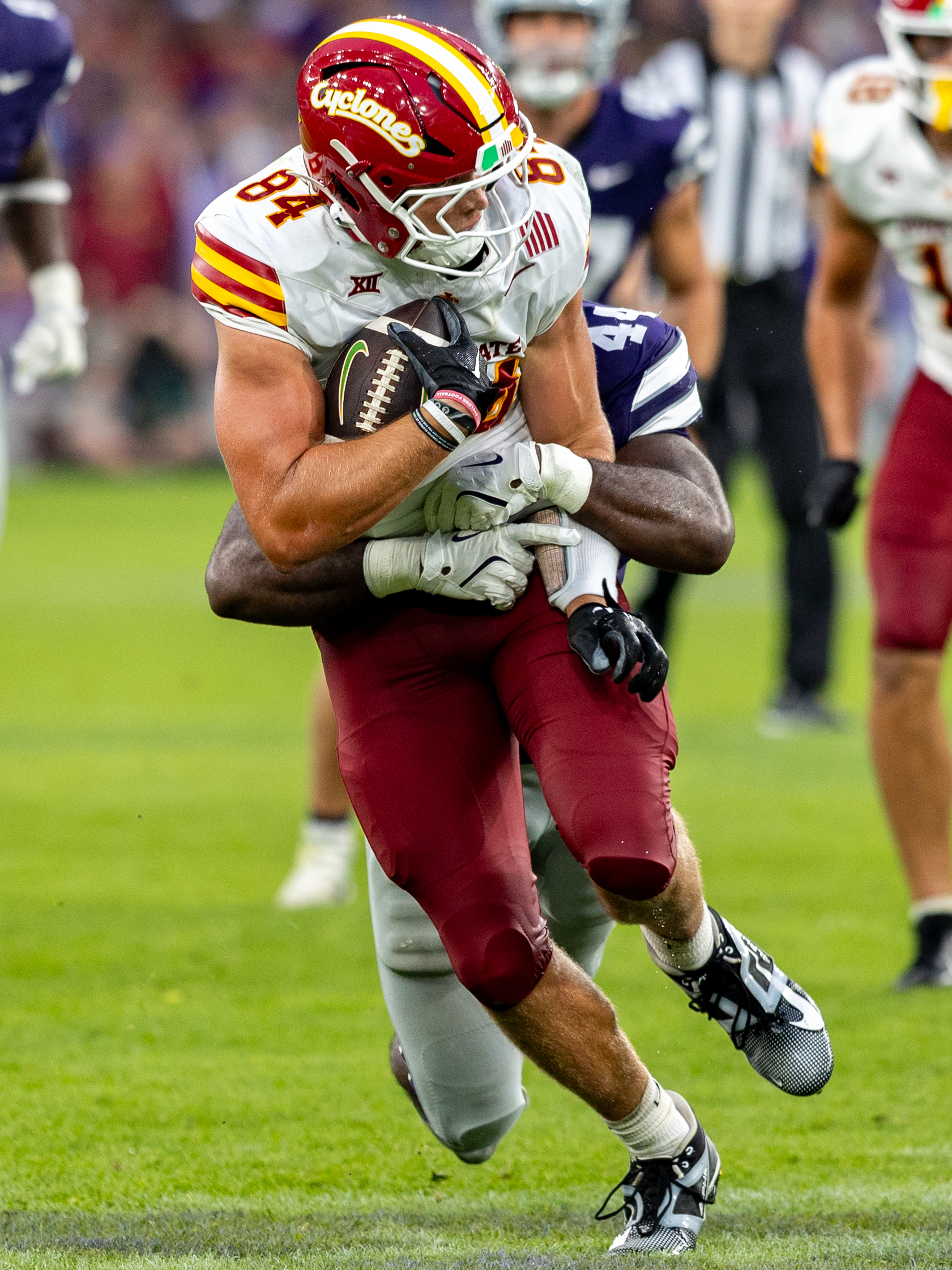 #44 Tobi Osunsanmi (DE) Kansas State Wildcats tackle #84 Gabe Burkle (TE) Iowa State Cyclon after the catch. Iowa State vs K-State, American Football, NCAA College Football, Week 1, 2025, 23.08.2025,
