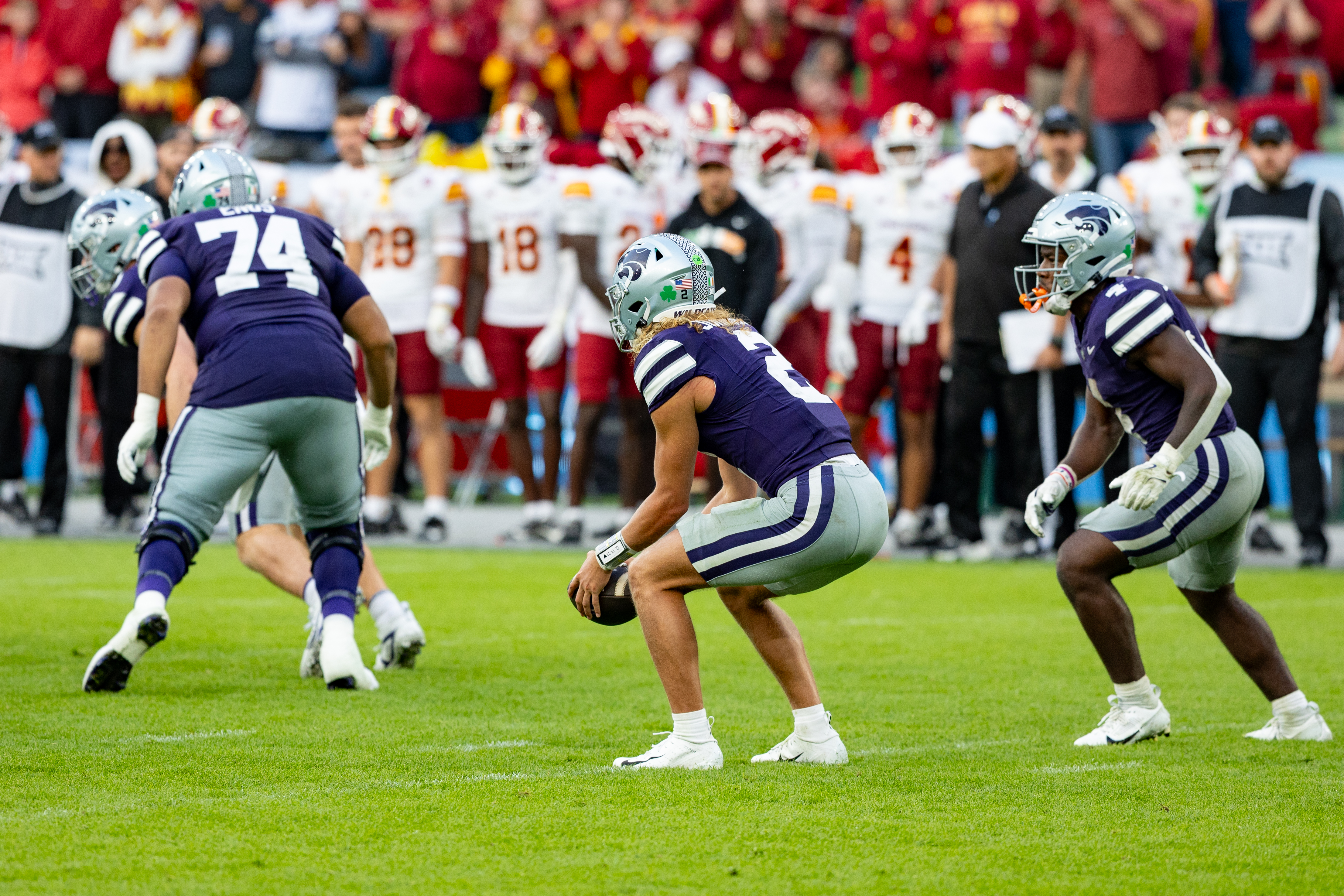 #2 Avery Johnson (QB) Kansas State Wildcats catch a low snap. Iowa State vs K-State, American Football, NCAA College Football, Week 1, 2025, 23.08.2025,