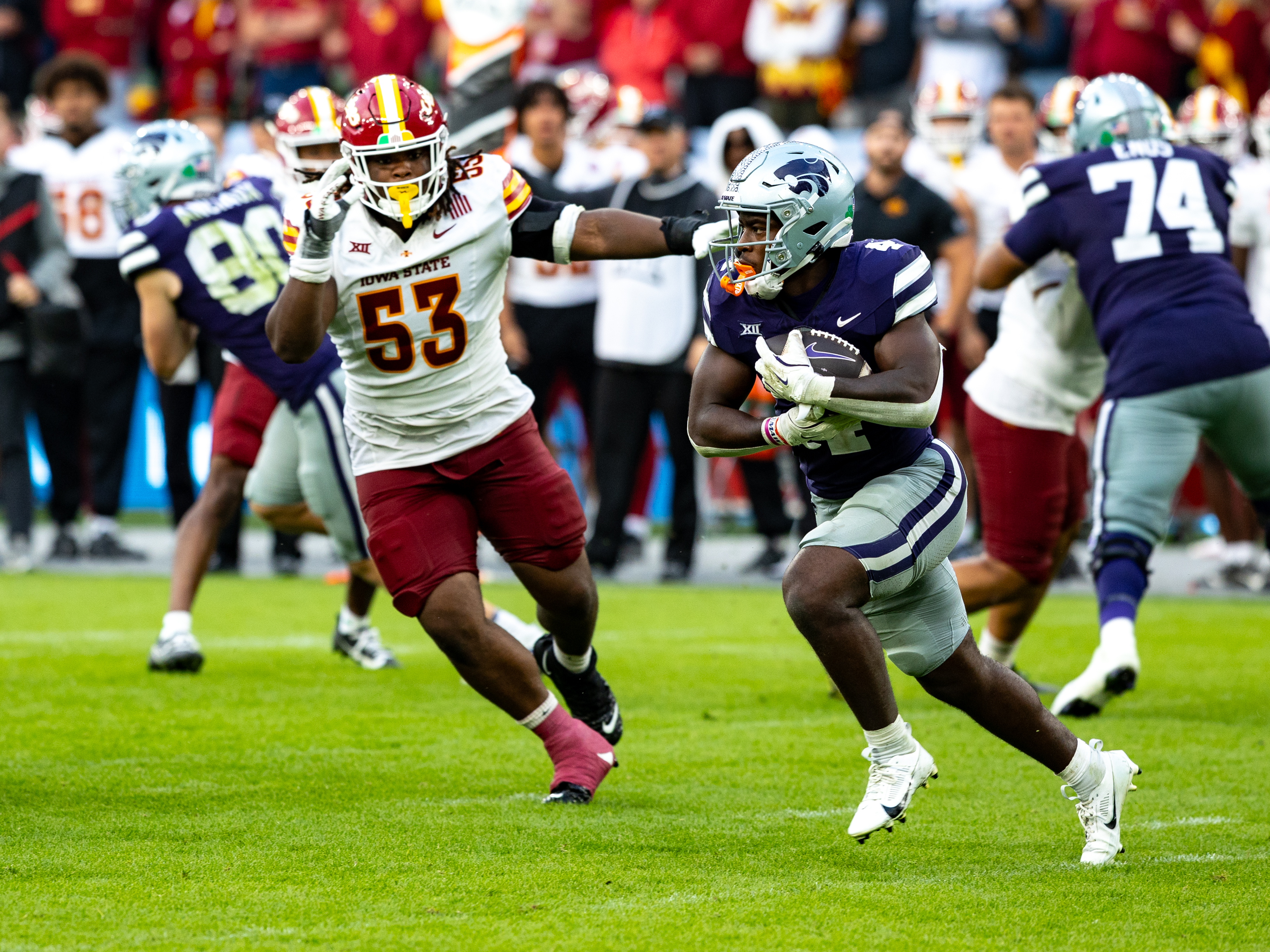 #4 Joe Jackson (RB) Kansas State Wildcats run with the ball. #53 Zaimir Hawk (DL) Iowa State Cyclon follow him. Iowa State vs K-State, American Football, NCAA College Football, Week 1, 2025, 23.08.2025,