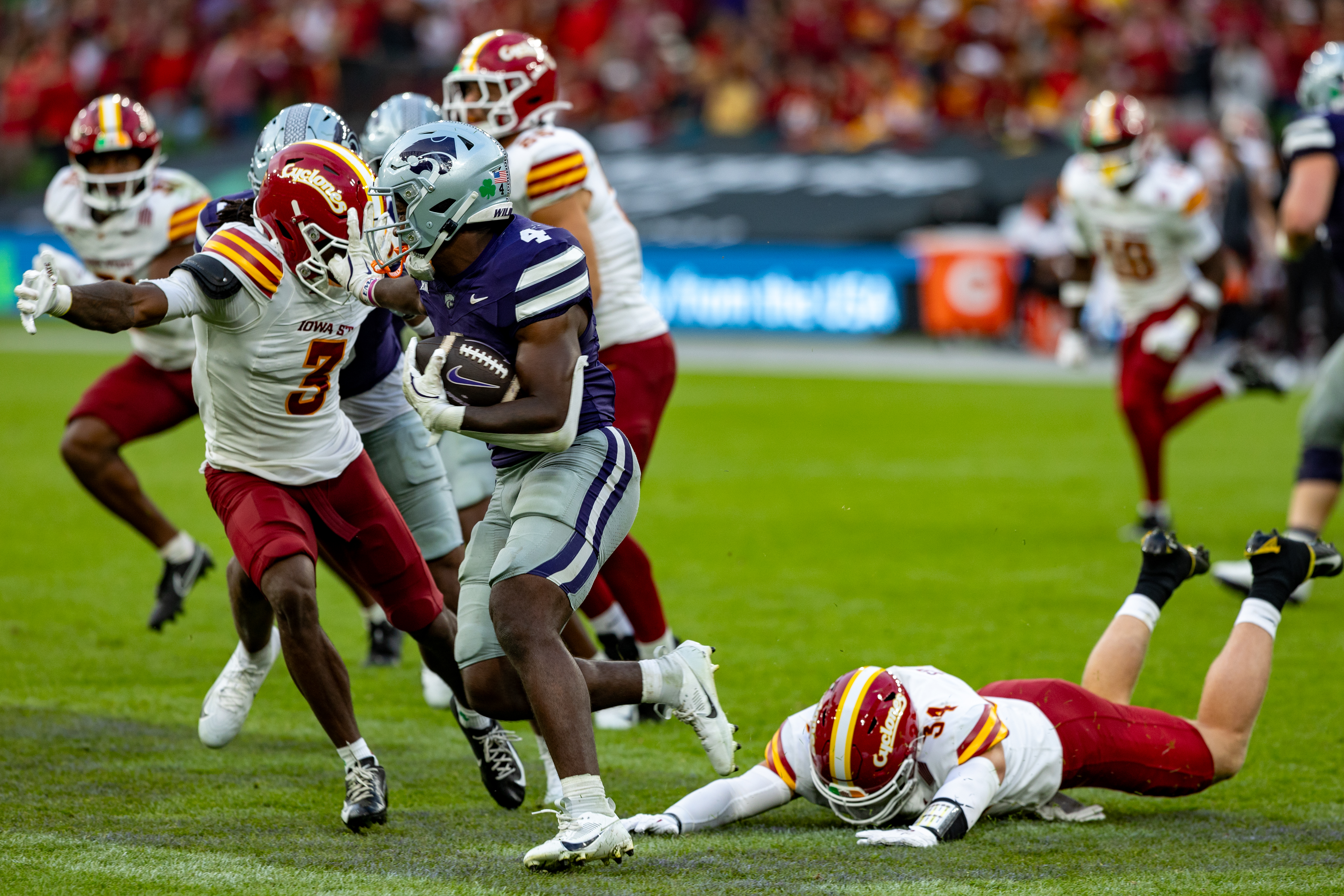 #4 Joe Jackson (RB) Kansas State Wildcats does a stiff arm at #3 Jontez Williams (DB) Iowa State Cyclon Iowa State vs K-State, American Football, NCAA College Football, Week 1, 2025, 23.08.2025,