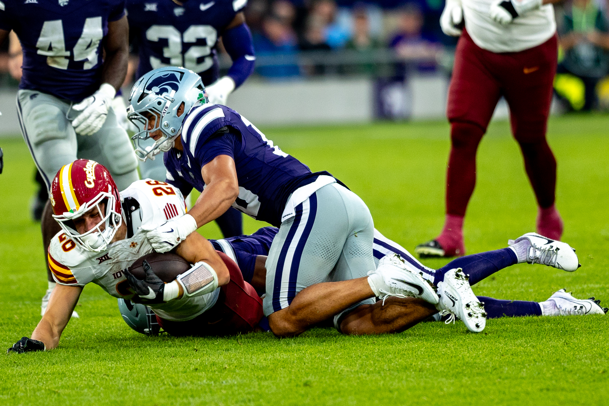 #18 Wesley Fair (FS/SS) Kansas State Wildcats tackle #26 Carson Hansen (RB) Iowa State Cyclon Iowa State vs K-State, American Football, NCAA College Football, Week 1, 2025, 23.08.2025,