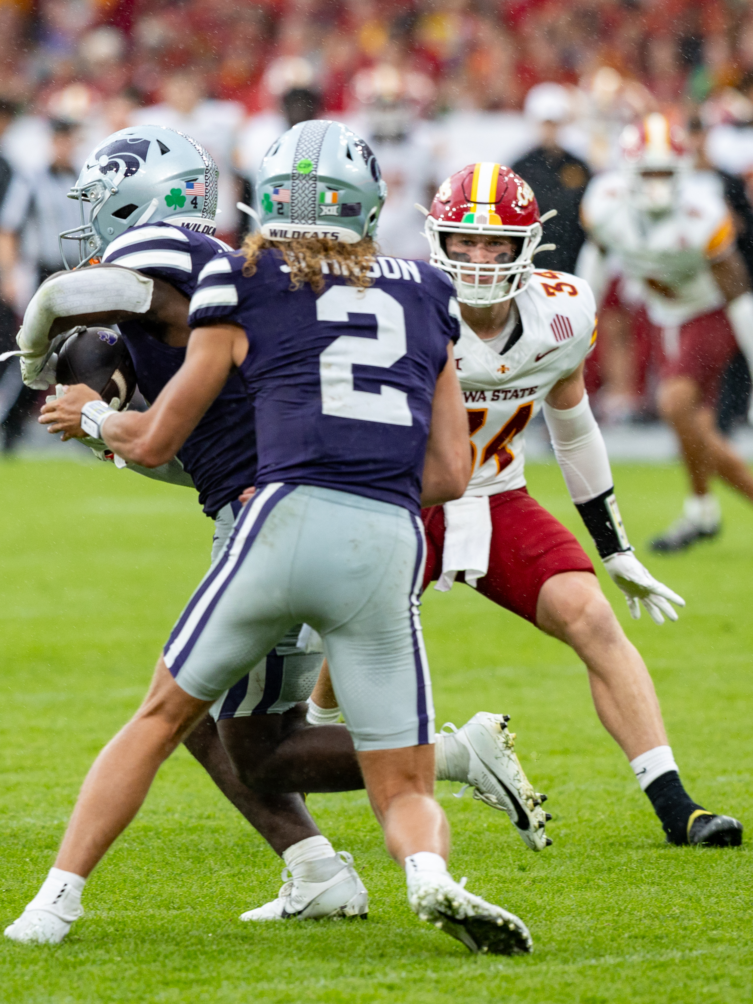 #2 Avery Johnson (QB) Kansas State Wildcats passes the ball to #4 Joe Jackson (RB) Kansas State Wildcats Iowa State vs K-State, American Football, NCAA College Football, Week 1, 2025, 23.08.2025,