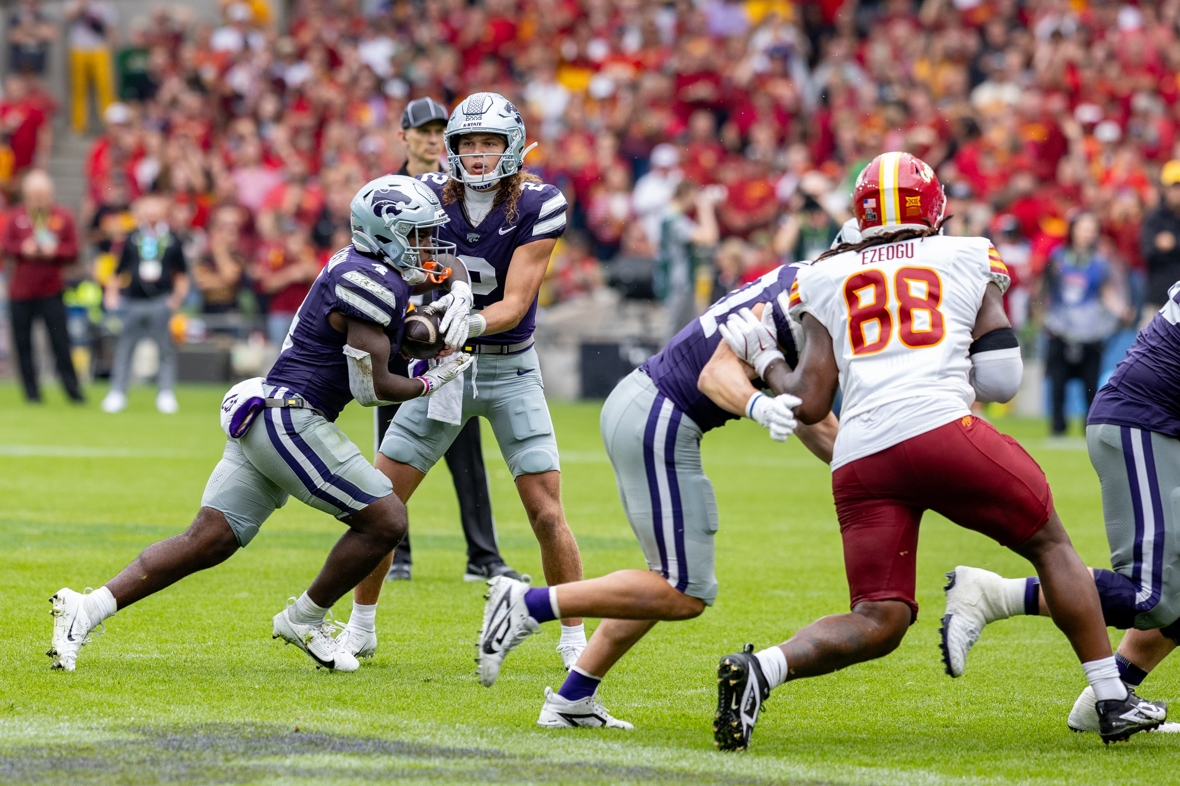 #2 Avery Johnson (QB) Kansas State Wildcats passes the ball #4 Joe Jackson (RB) Kansas State Wildcats Iowa State vs K-State, American Football, NCAA College Football, Week 1, 2025, 23.08.2025,