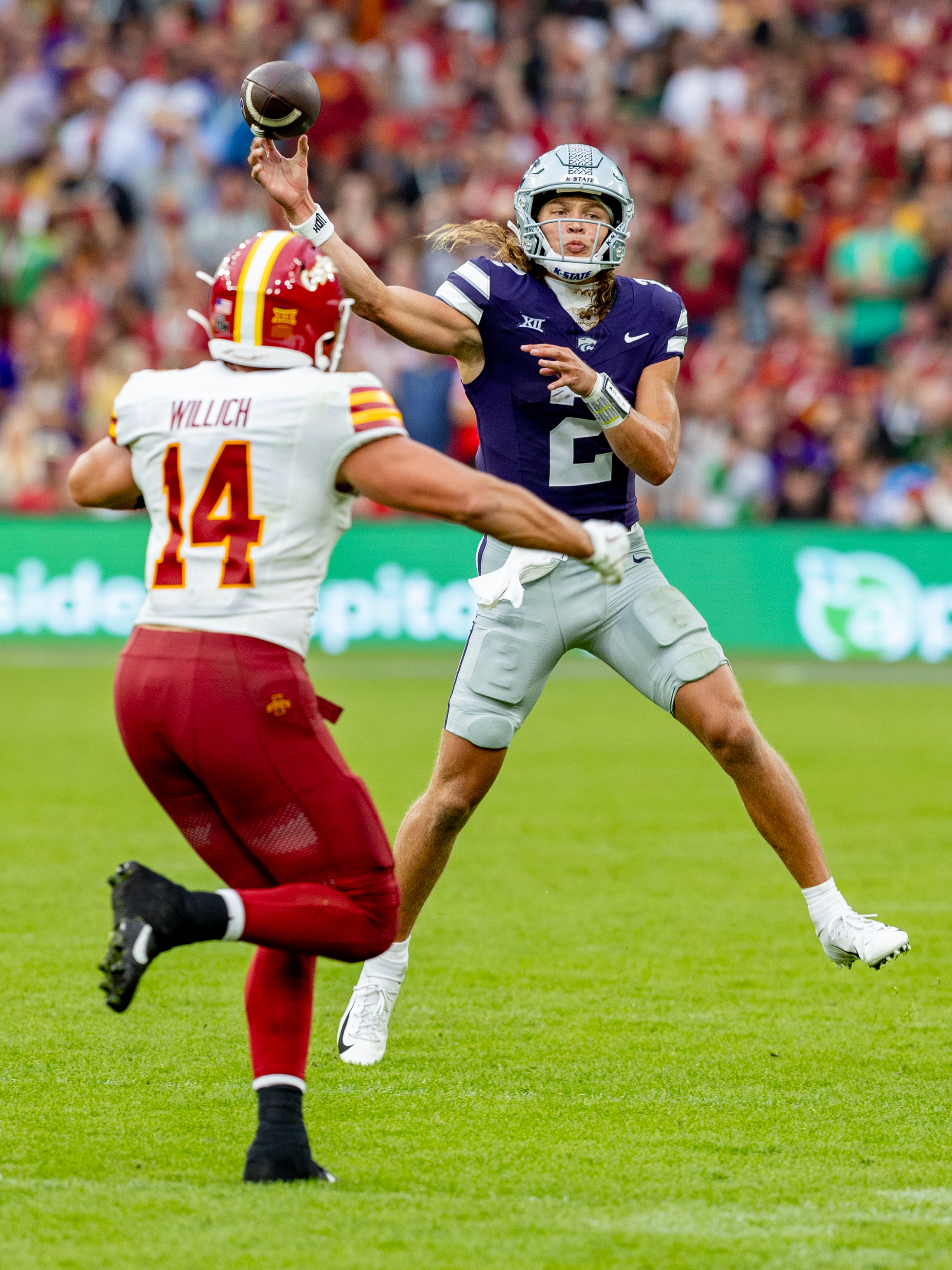 #14 Carson Willich (LB) Iowa State Cyclon no chance to sack #2 Avery Johnson (QB) Kansas State Wildcats Iowa State vs K-State, American Football, NCAA College Football, Week 1, 2025, 23.08.2025,