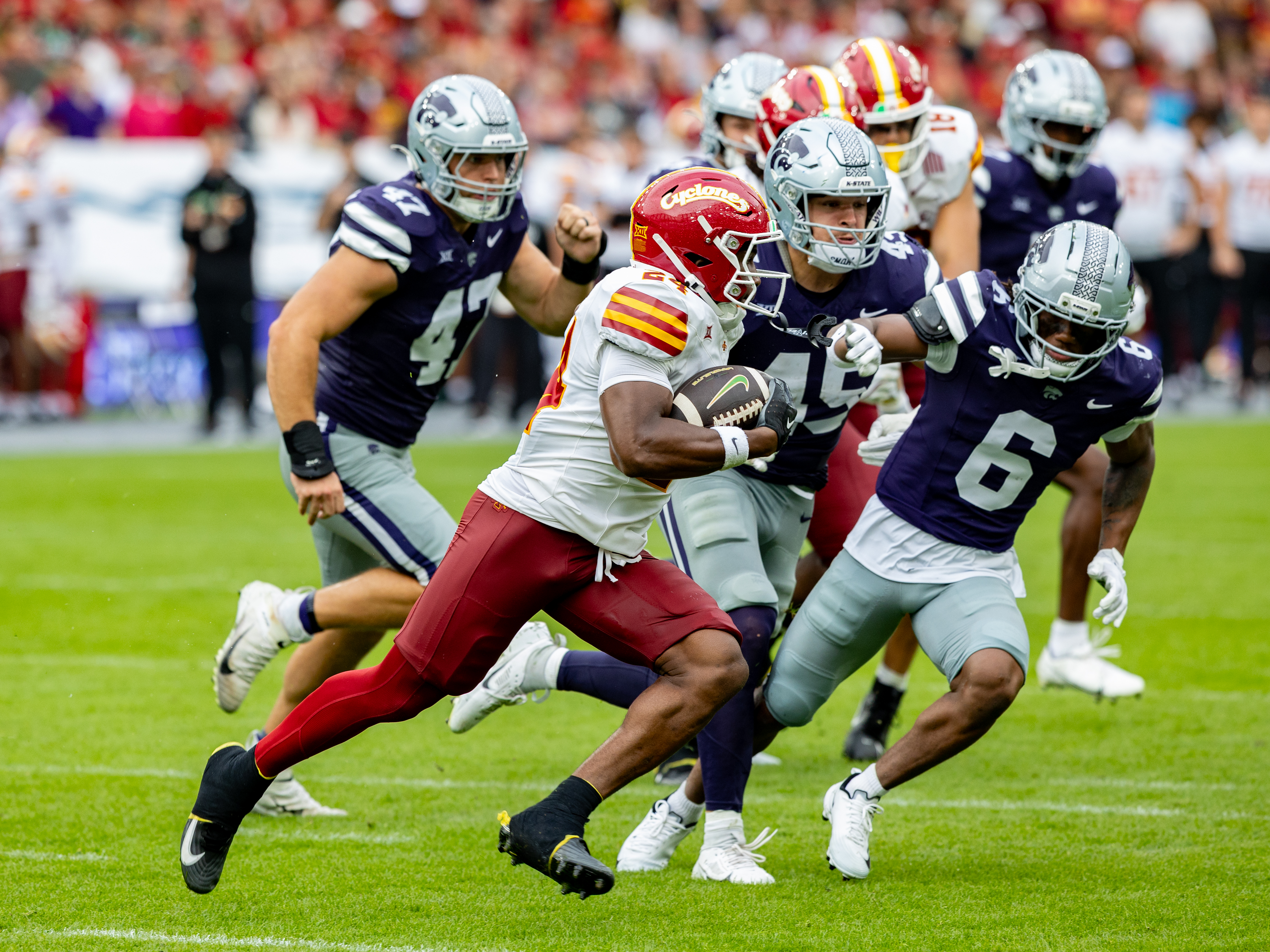 #24 Abu Sama III (RB) Iowa State Cyclon run with the ball.#6 Qua Moss (FS/SS) Kansas State Wildcats follow him Iowa State vs K-State, American Football, NCAA College Football, Week 1, 2025, 23.08.2025,
