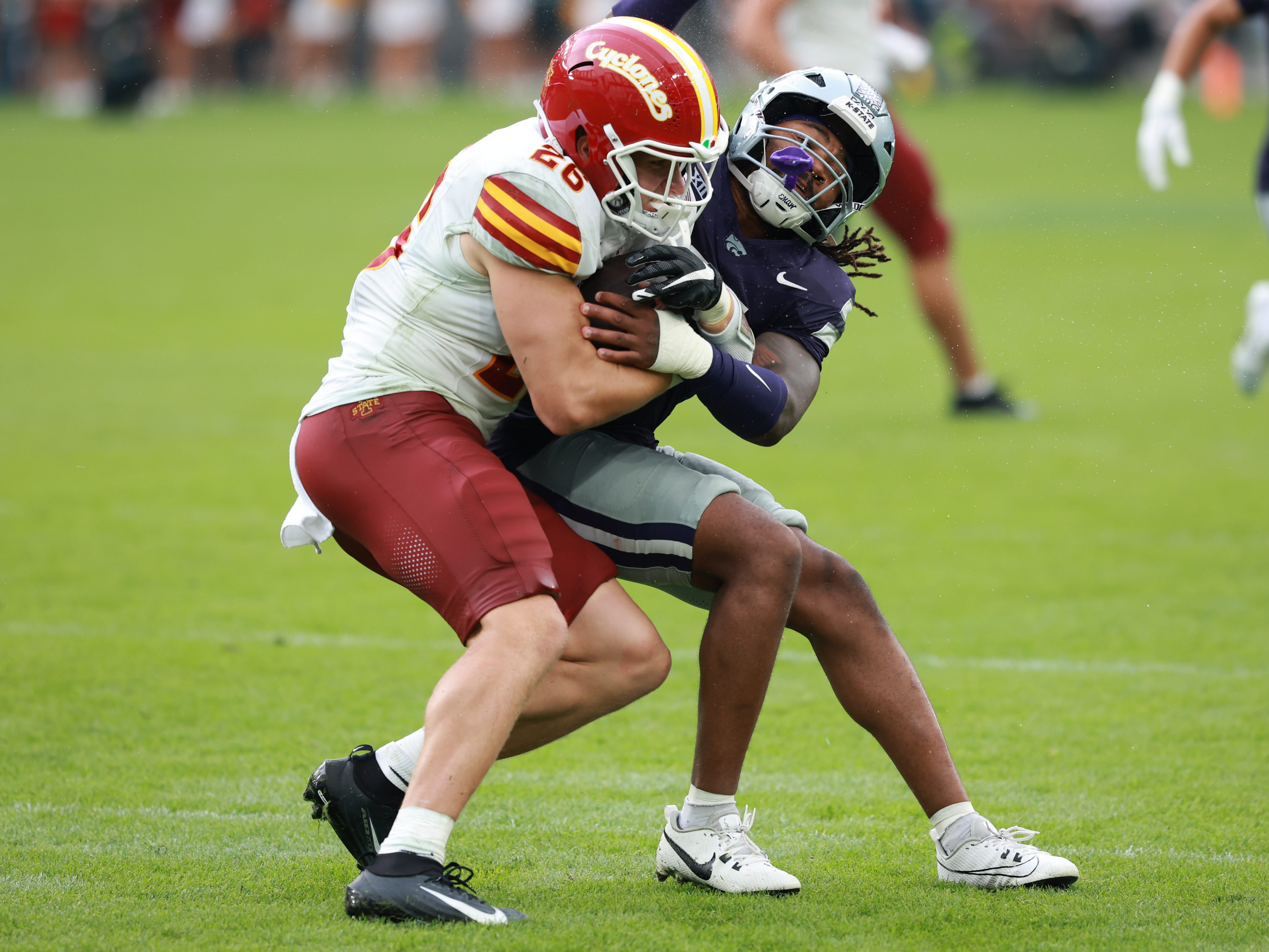 #9 Donovan McIntosh (CB) Kansas State Wildcats fight for the ball with #26 Carson Hansen (RB) Iowa State Cyclon Iowa State vs K-State, American Football, NCAA College Football, Week 1, 2025, 23.08.2025,