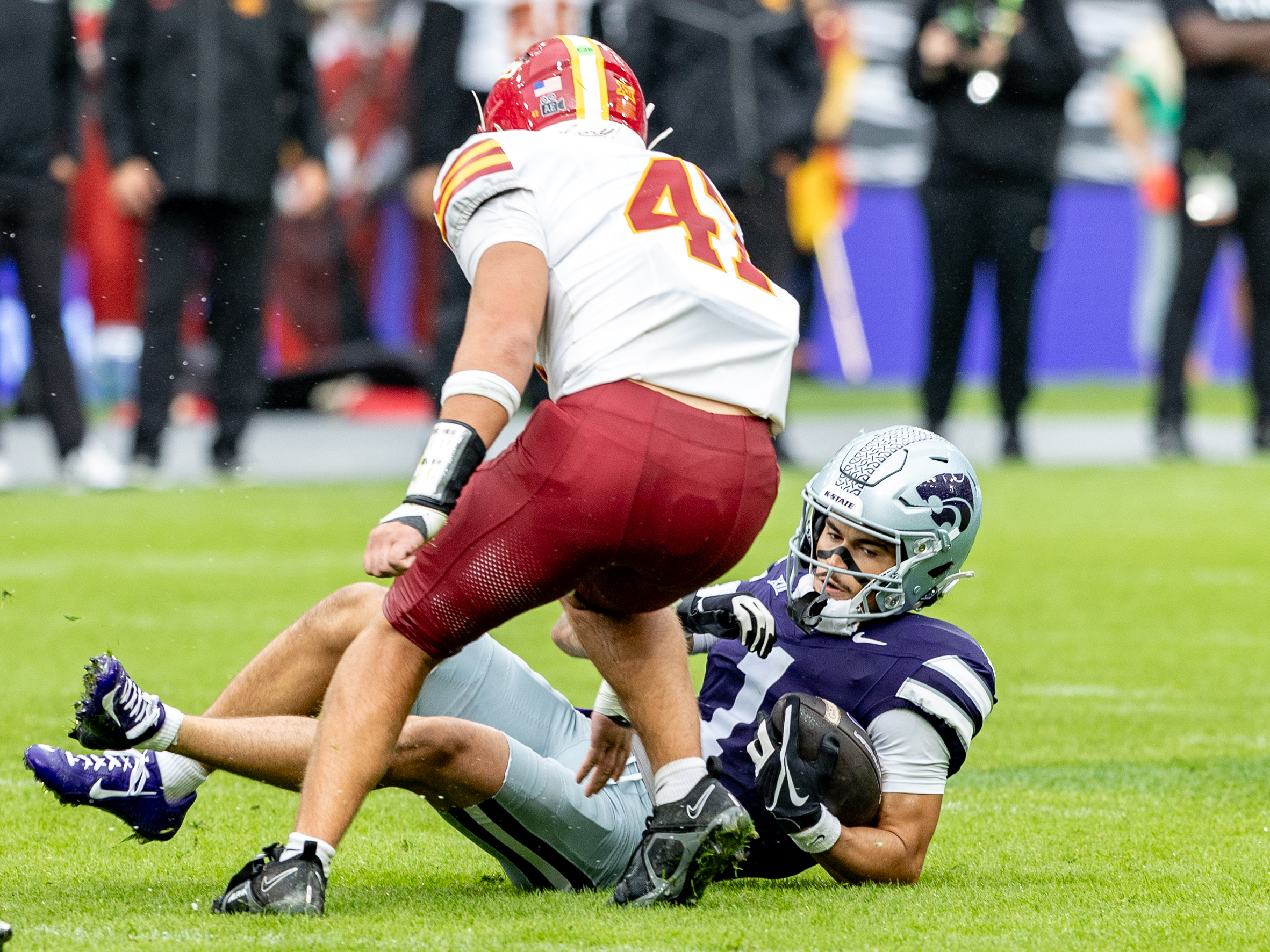 #41 Rylan Barnes (LB) Iowa State Cyclon tackle #1 Jayce Brown (WR) Kansas State Wildcat Iowa State vs K-State, American Football, NCAA College Football, Week 1, 2025, 23.08.2025,