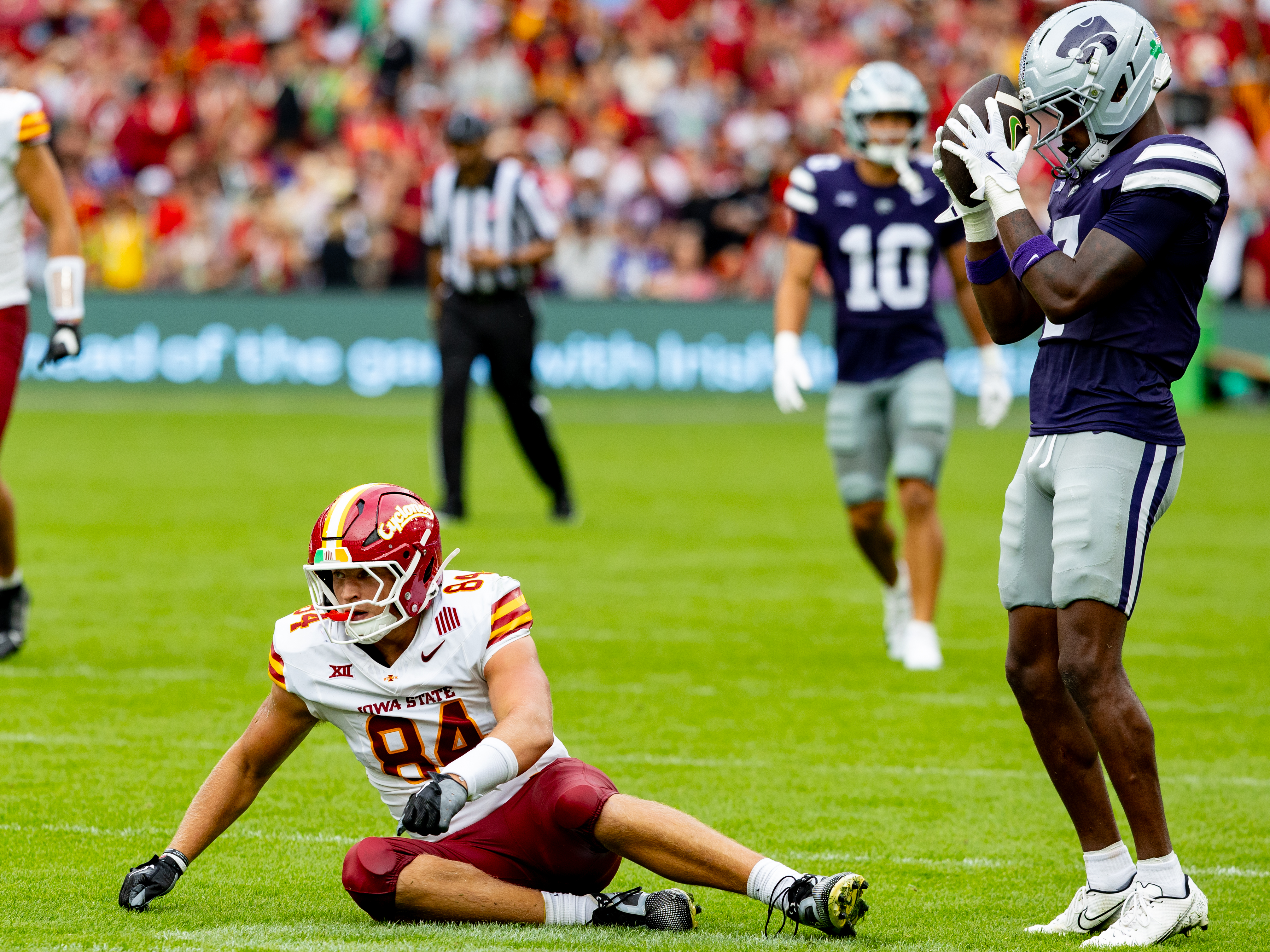 Incomplett pass to #84 Gabe Burkle (TE) Iowa State Cyclon. #7 VJ Payne (FS/SS) Kansas State Wildcats catch the ball. Iowa State vs K-State, American Football, NCAA College Football, Week 1, 2025, 23.08.2025,