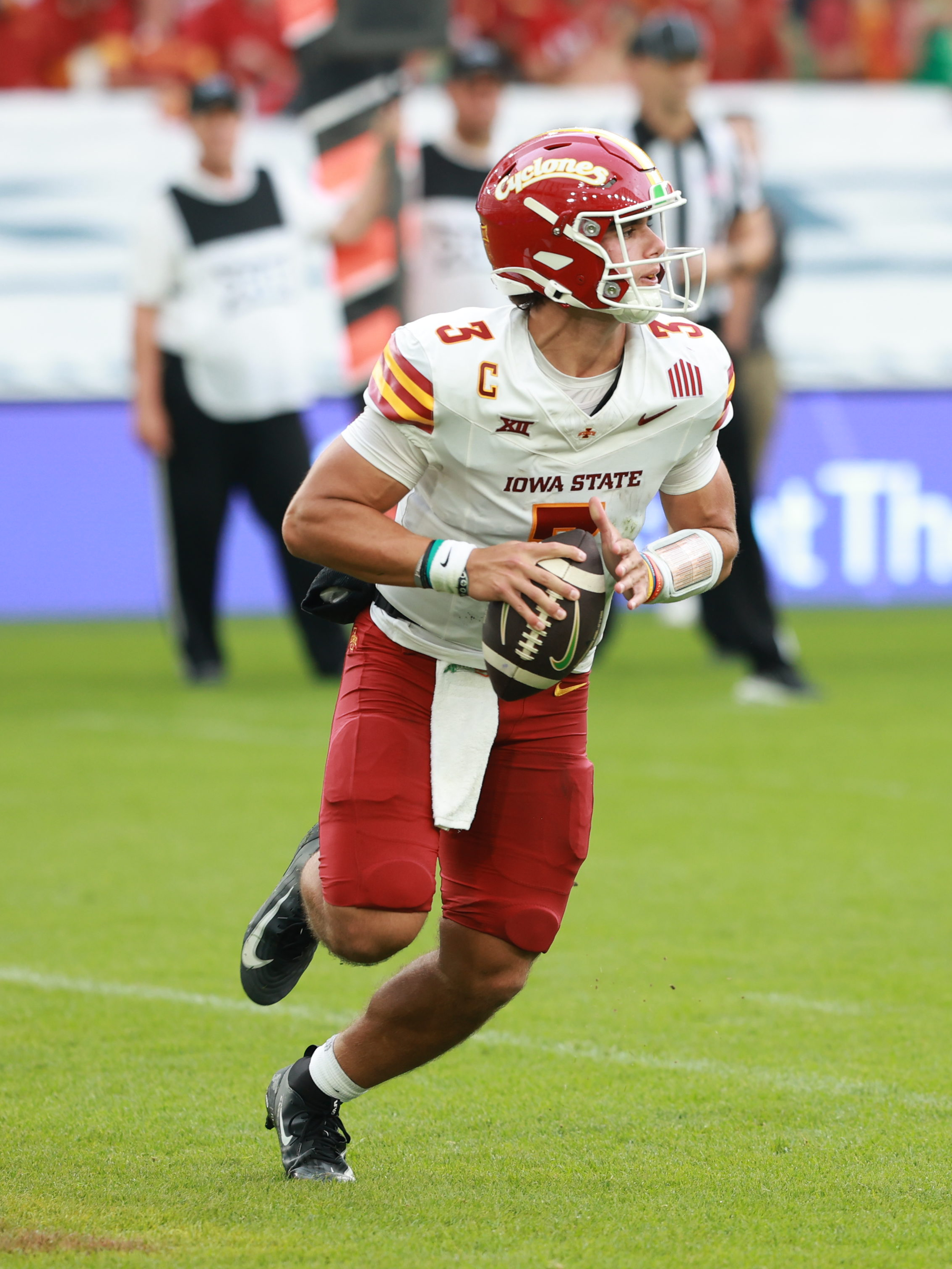 #3 Rocco Becht (QB) Iowa State Cyclones seach a target. Iowa State vs K-State, American Football, NCAA College Football, Week 1, 2025, 23.08.2025,