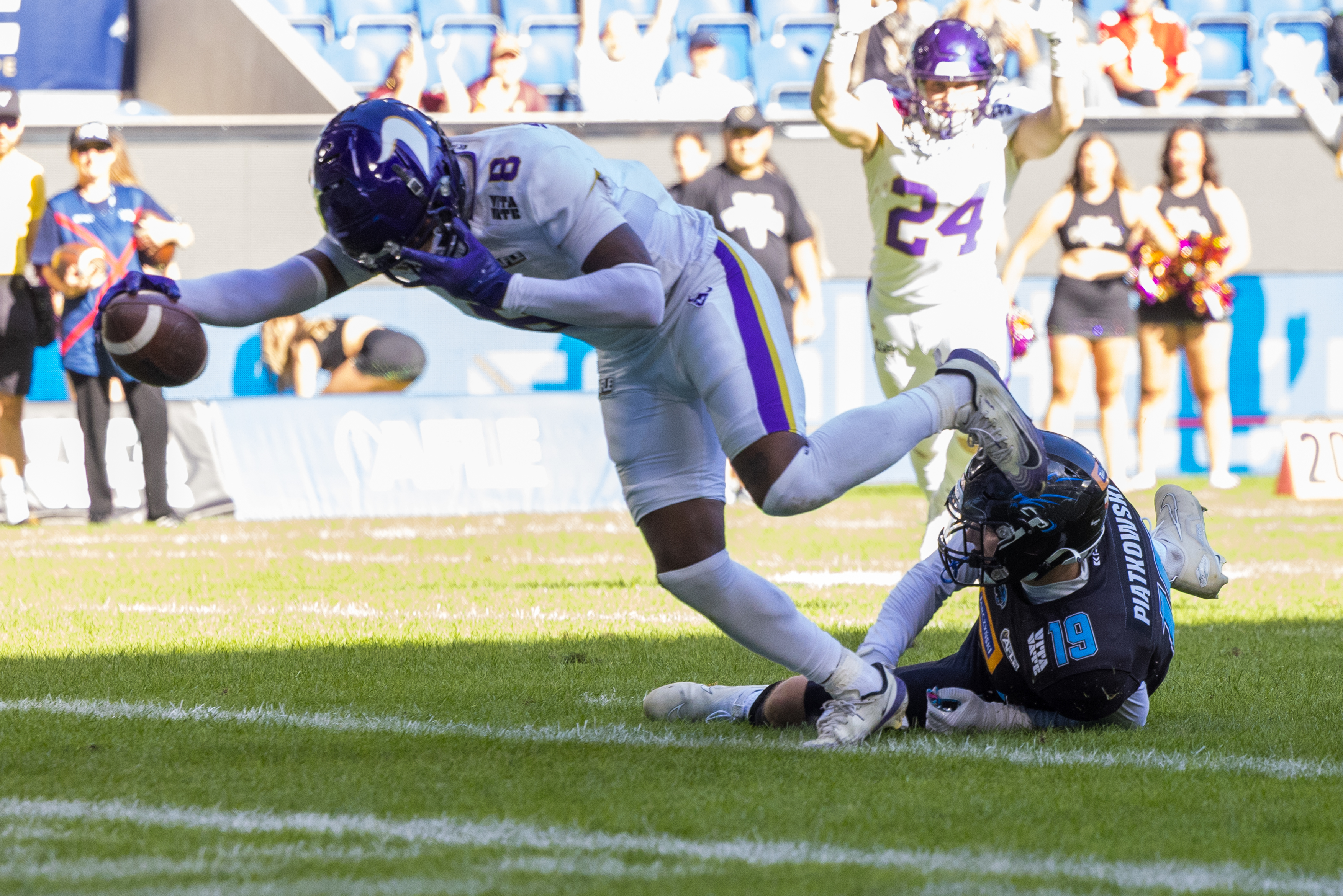 #8 Darrell Stewart (Wide Receiver) – Vienna Vikings jump in the end zone. #19 Daniel Piątkowski (Strong Safety) – Panthers Wroclaw no chance to tackle.
