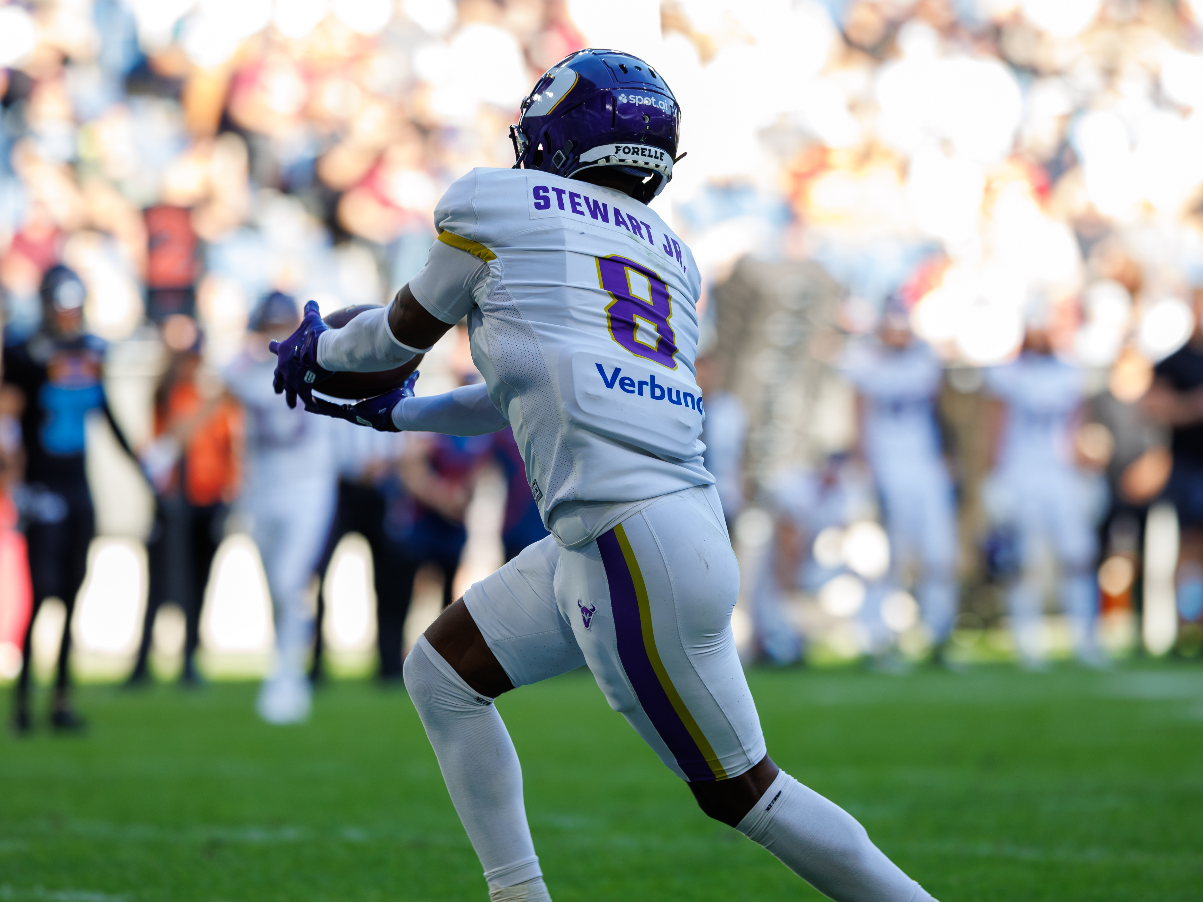 #8 Darrell Stewart (Wide Receiver) – Vienna Vikings catch for a touchdown