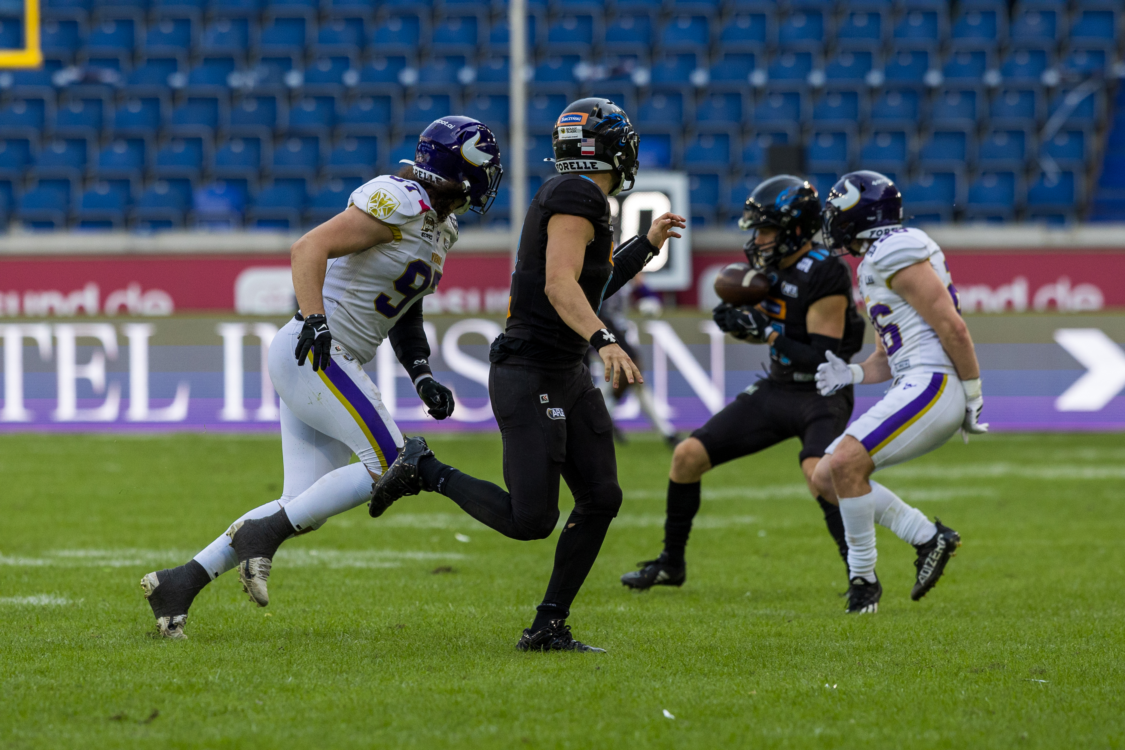 #8 Jameson Wang (Quarterback) – Panthers Wroclaw pass the ball