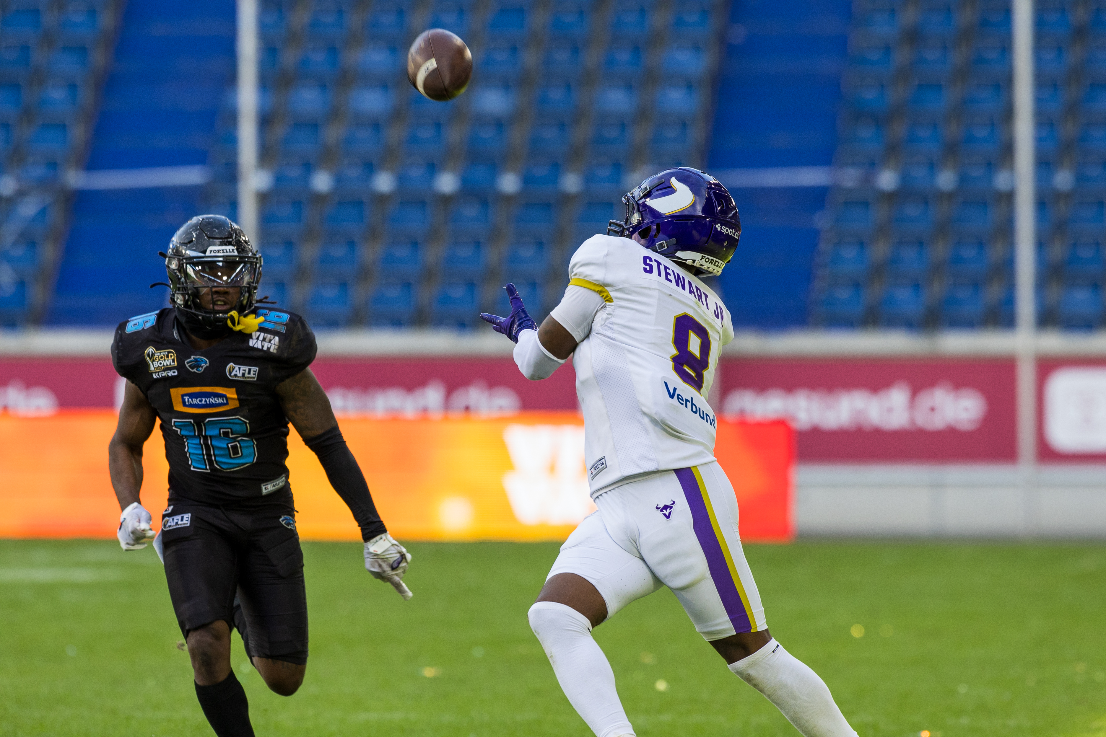 #8 Darrell Stewart (Wide Receiver) – Vienna Vikings catch the ball