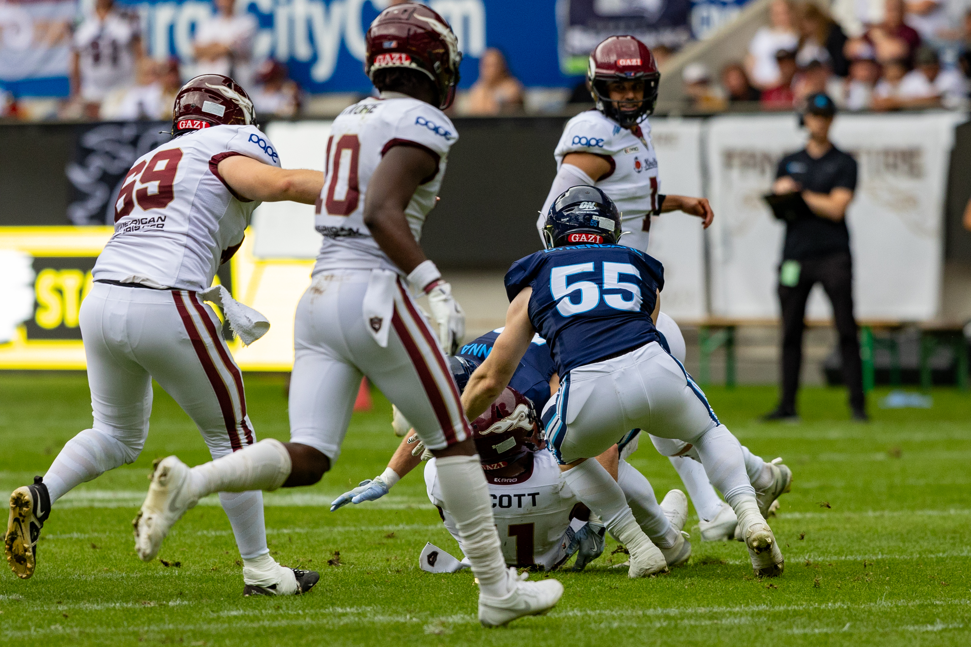 #55 Hugo Dyrendahl (LB) Nordic Storm tackle #11 Jonathan Scott (RB) Rhein Fire Rhein Fire vs Nordic Storm, American Football, European League of Football, Week 14, 2025, 17.08.2025,