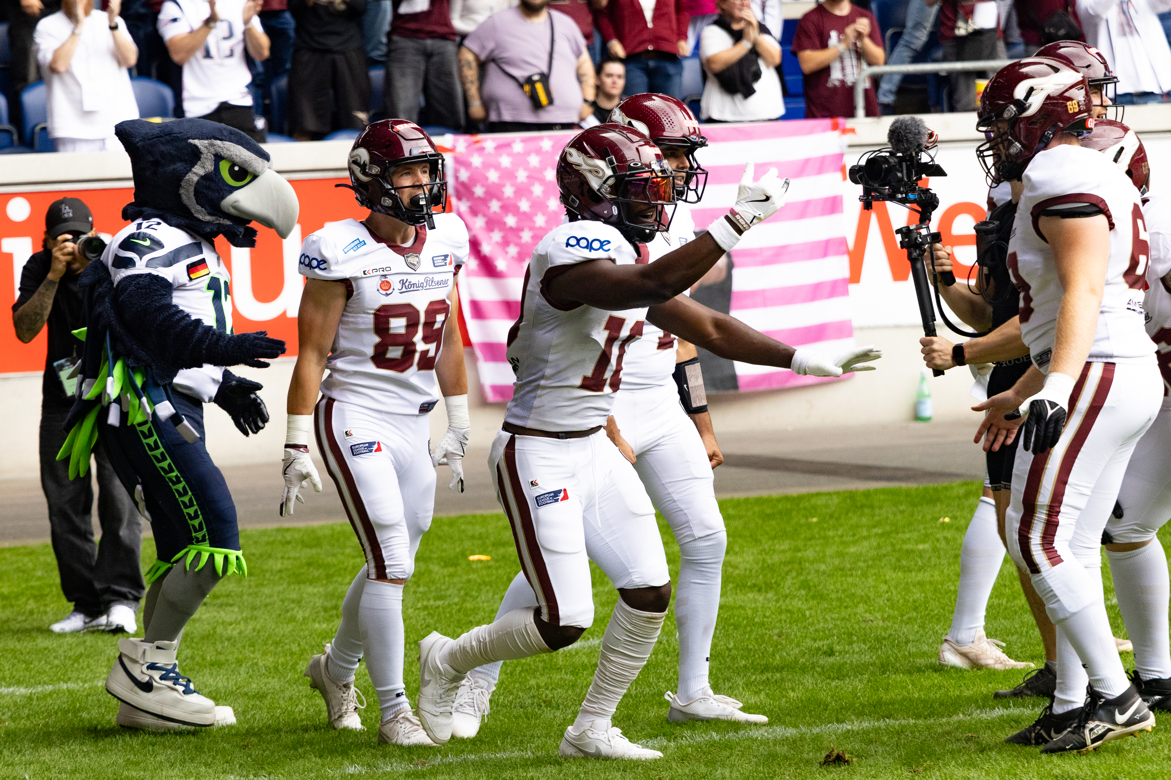 Touchdown celebration from #10 Harlan Kwofie (WR) Rhein Fire und #68 Nick Wiens (OG) Rhein Fire. And Bam Hawk from the Seattle Seahawks.