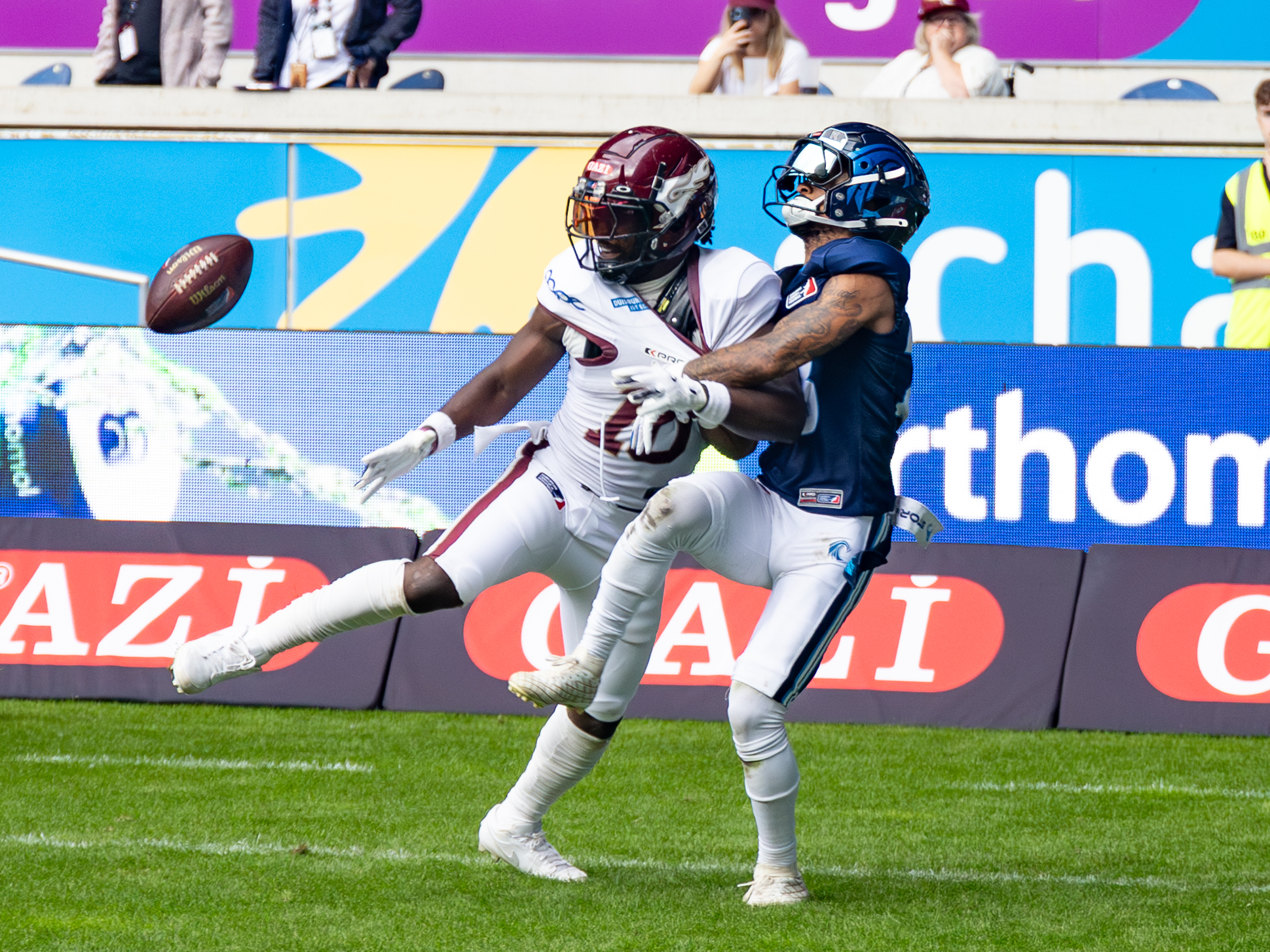 incomplette pass to #10 Harlan Kwofie (WR) Rhein Fire Rhein Fire vs Nordic Storm, American Football, European League of Football, Week 14, 2025, 17.08.2025,