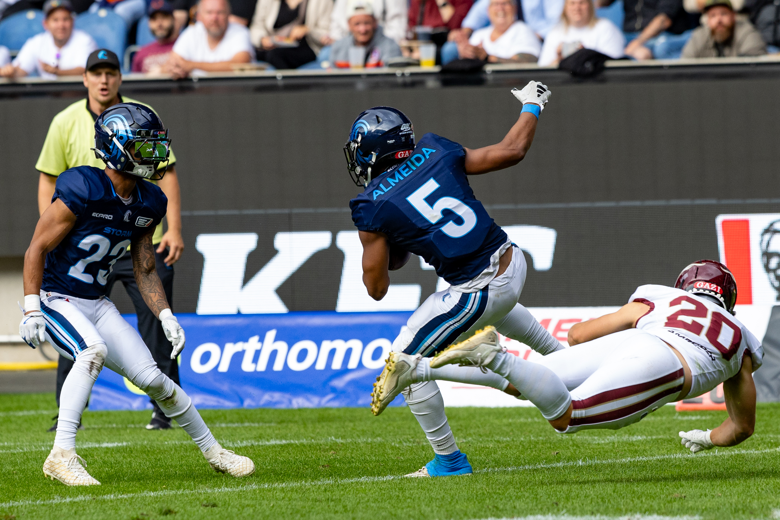 #20 Paul Breuer (RB) Rhein Fire tackle #5 Edvin Taborda (WR) Nordic Storm Rhein Fire vs Nordic Storm, American Football, European League of Football, Week 14, 2025, 17.08.2025,