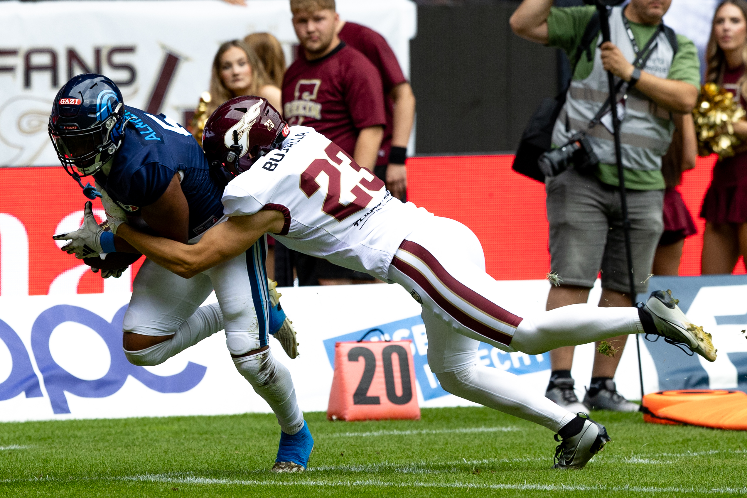 #23 Vincent Bujalla (CB) Rhein Fire tackle #5 Edvin Taborda (WR) Nordic Storm Rhein Fire vs Nordic Storm, American Football, European League of Football, Week 14, 2025, 17.08.2025,