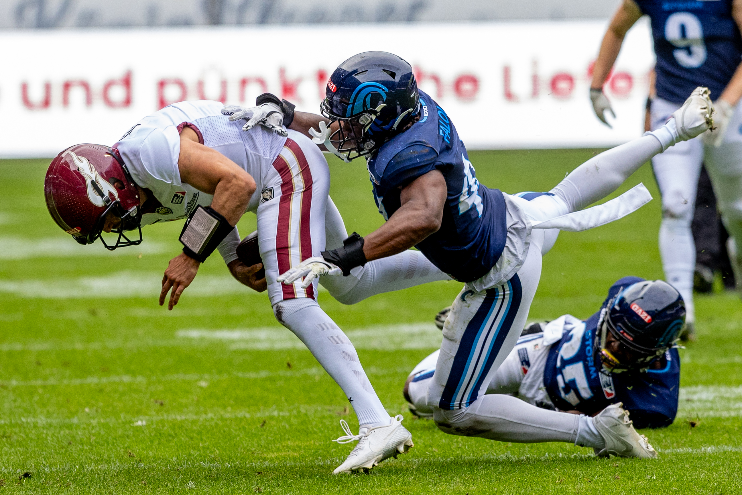 #44 Emmanuelle Falola (LB) Nordic Storm stops #1 Chad Jeffries (QB) Rhein Fire Rhein Fire vs Nordic Storm, American Football, European League of Football, Week 14, 2025, 17.08.2025,